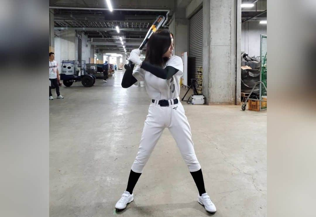 松下由依さんのインスタグラム写真 - (松下由依Instagram)「⚾️⚾️⚾️  2023.06.11『アサデス。デー』  セレモニアルピッチのバッターボックスに 立たせていただきました。  ピッチャーは森福允彦さん、キャッチャーは西田応援隊長、 球審はハリーホークくんという、なんとも贅沢な環境でした。  5月後半に、スポーツキラリのディレクターから 打席に立ってもらうという話を聞いた時は、物凄く驚きました。 緊張と責任感から居ても立っても居られず、 話を聞いた次の日には番組の放送終わりに バッティングセンターへ通う日々が始まっていました。  左投げ120キロでひたすら練習し、イメージを続けましたが 結果は見事な空振り！！！  流石の森福さんの球は力強くて速かったです。 登場からピッチング全てが本当にカッコ良かったです✨✨  当日は終始緊張でガチガチ。 心はふわふわ浮いているような感覚でしたが、 球場全体から聞こえるたくさんの方の応援の声、 打席から見られた森福さんの伸びのあるドンピシャなボールだけはしっかりと覚えています。  皆んなが憧れる選手たちが立つ打席に入れたこと、 森福さんが投げる球を打席から見られたこと。 これは一生大切に語り継ぎます！！  何万人もの観客の前でマウンドや打席に立ち、 試合に出続ける選手のみなさんの凄さを 身に沁みて感じさせていただきました。  ご準備くださった球団関係者の皆様 スポーツキラリの皆様、演者の皆様 暖かい声援をくださった観客の皆様 ホークス、ジャイアンツの選手の皆様 本当にありがとうございました✨  ※皆様からの写真や動画を保存させていただいています。 たくさん送っていただきありがとうございます。 最初の写真5枚はベースボール専門メディアFull-Countさんから提供いただきました🌟ありがとうございます！！  #sbhawks  #アサデスデー #スポーツキラリ #セレモニアルピッチ」6月13日 14時27分 - matsushita_yui_kbc