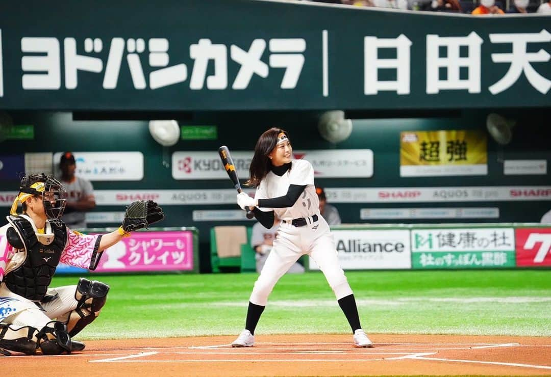 松下由依さんのインスタグラム写真 - (松下由依Instagram)「⚾️⚾️⚾️  2023.06.11『アサデス。デー』  セレモニアルピッチのバッターボックスに 立たせていただきました。  ピッチャーは森福允彦さん、キャッチャーは西田応援隊長、 球審はハリーホークくんという、なんとも贅沢な環境でした。  5月後半に、スポーツキラリのディレクターから 打席に立ってもらうという話を聞いた時は、物凄く驚きました。 緊張と責任感から居ても立っても居られず、 話を聞いた次の日には番組の放送終わりに バッティングセンターへ通う日々が始まっていました。  左投げ120キロでひたすら練習し、イメージを続けましたが 結果は見事な空振り！！！  流石の森福さんの球は力強くて速かったです。 登場からピッチング全てが本当にカッコ良かったです✨✨  当日は終始緊張でガチガチ。 心はふわふわ浮いているような感覚でしたが、 球場全体から聞こえるたくさんの方の応援の声、 打席から見られた森福さんの伸びのあるドンピシャなボールだけはしっかりと覚えています。  皆んなが憧れる選手たちが立つ打席に入れたこと、 森福さんが投げる球を打席から見られたこと。 これは一生大切に語り継ぎます！！  何万人もの観客の前でマウンドや打席に立ち、 試合に出続ける選手のみなさんの凄さを 身に沁みて感じさせていただきました。  ご準備くださった球団関係者の皆様 スポーツキラリの皆様、演者の皆様 暖かい声援をくださった観客の皆様 ホークス、ジャイアンツの選手の皆様 本当にありがとうございました✨  ※皆様からの写真や動画を保存させていただいています。 たくさん送っていただきありがとうございます。 最初の写真5枚はベースボール専門メディアFull-Countさんから提供いただきました🌟ありがとうございます！！  #sbhawks  #アサデスデー #スポーツキラリ #セレモニアルピッチ」6月13日 14時27分 - matsushita_yui_kbc