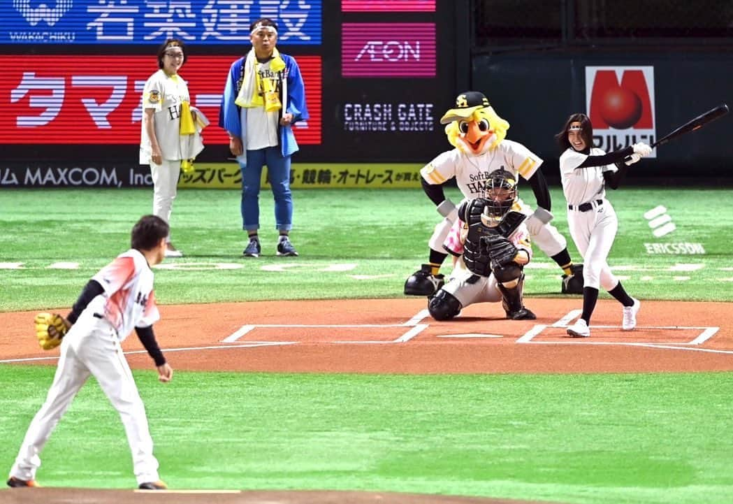 松下由依さんのインスタグラム写真 - (松下由依Instagram)「⚾️⚾️⚾️  2023.06.11『アサデス。デー』  セレモニアルピッチのバッターボックスに 立たせていただきました。  ピッチャーは森福允彦さん、キャッチャーは西田応援隊長、 球審はハリーホークくんという、なんとも贅沢な環境でした。  5月後半に、スポーツキラリのディレクターから 打席に立ってもらうという話を聞いた時は、物凄く驚きました。 緊張と責任感から居ても立っても居られず、 話を聞いた次の日には番組の放送終わりに バッティングセンターへ通う日々が始まっていました。  左投げ120キロでひたすら練習し、イメージを続けましたが 結果は見事な空振り！！！  流石の森福さんの球は力強くて速かったです。 登場からピッチング全てが本当にカッコ良かったです✨✨  当日は終始緊張でガチガチ。 心はふわふわ浮いているような感覚でしたが、 球場全体から聞こえるたくさんの方の応援の声、 打席から見られた森福さんの伸びのあるドンピシャなボールだけはしっかりと覚えています。  皆んなが憧れる選手たちが立つ打席に入れたこと、 森福さんが投げる球を打席から見られたこと。 これは一生大切に語り継ぎます！！  何万人もの観客の前でマウンドや打席に立ち、 試合に出続ける選手のみなさんの凄さを 身に沁みて感じさせていただきました。  ご準備くださった球団関係者の皆様 スポーツキラリの皆様、演者の皆様 暖かい声援をくださった観客の皆様 ホークス、ジャイアンツの選手の皆様 本当にありがとうございました✨  ※皆様からの写真や動画を保存させていただいています。 たくさん送っていただきありがとうございます。 最初の写真5枚はベースボール専門メディアFull-Countさんから提供いただきました🌟ありがとうございます！！  #sbhawks  #アサデスデー #スポーツキラリ #セレモニアルピッチ」6月13日 14時27分 - matsushita_yui_kbc