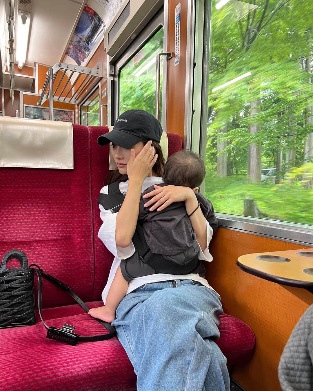 KANANOのインスタグラム：「レトロな電車🚃🌱💚 息子は電車に揺られて寝ています🐸 . . . 夏が近づいてきましたね お互い涼しく過ごしたいので　 @gooseket_jp を召喚しました👶🏻🪷  脱着が簡単だから歩けるようになってからは より一層重宝しそうだ🤍 . . . #箱根登山鉄道 #11ヶ月男の子」