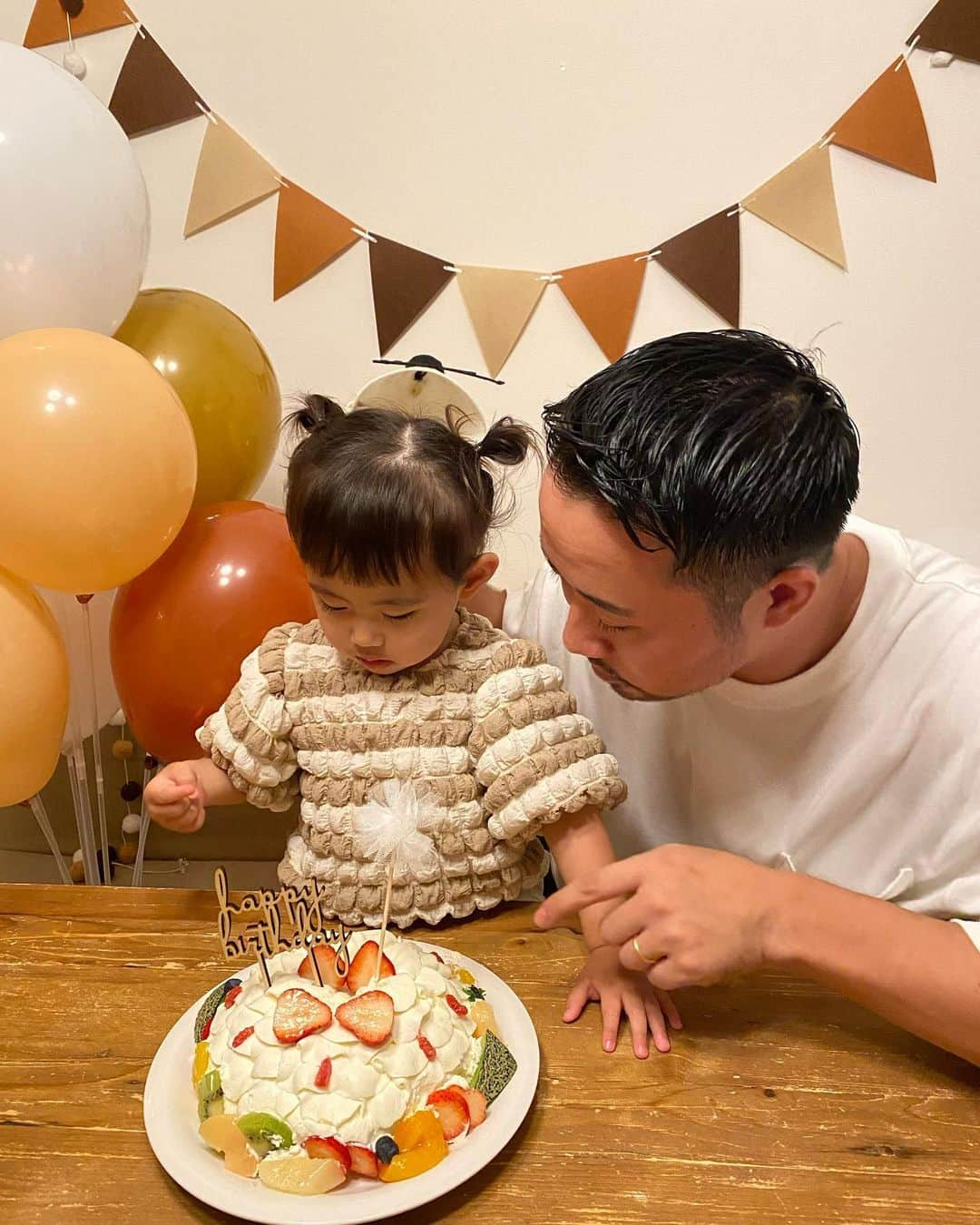 三方美穂さんのインスタグラム写真 - (三方美穂Instagram)「心さん2歳になりました🎂  こういう飾りつけや準備が苦手だけど、年1くらいは頑張らなきゃと💪ぞーちゃんにも手伝ってもらい完成！ 私の声が爆音と耳にくる喋り方ですがテンション上がってしまってるのでご了承ください🔊笑 アンミカと言われるのが少し理解できた気がします😅  昨日は部屋の片付けもせず 洗い物もせず お誕生日当日にupしようと思いながら心と爆睡してしまい🫣  今朝起きたら台所が綺麗になり、 部屋も片付いてて朝からぞーちゃんに感謝🧡  これから出来ることも増えていき、自我も強くなり、新しく大変な事がプラスされていくんだろうと思うけどママ2歳も頑張ってあなたについて行きます💪 #2歳 #お誕生日 #20230612 #お祝い #家族写真  #思い出」6月13日 14時28分 - mihomikata