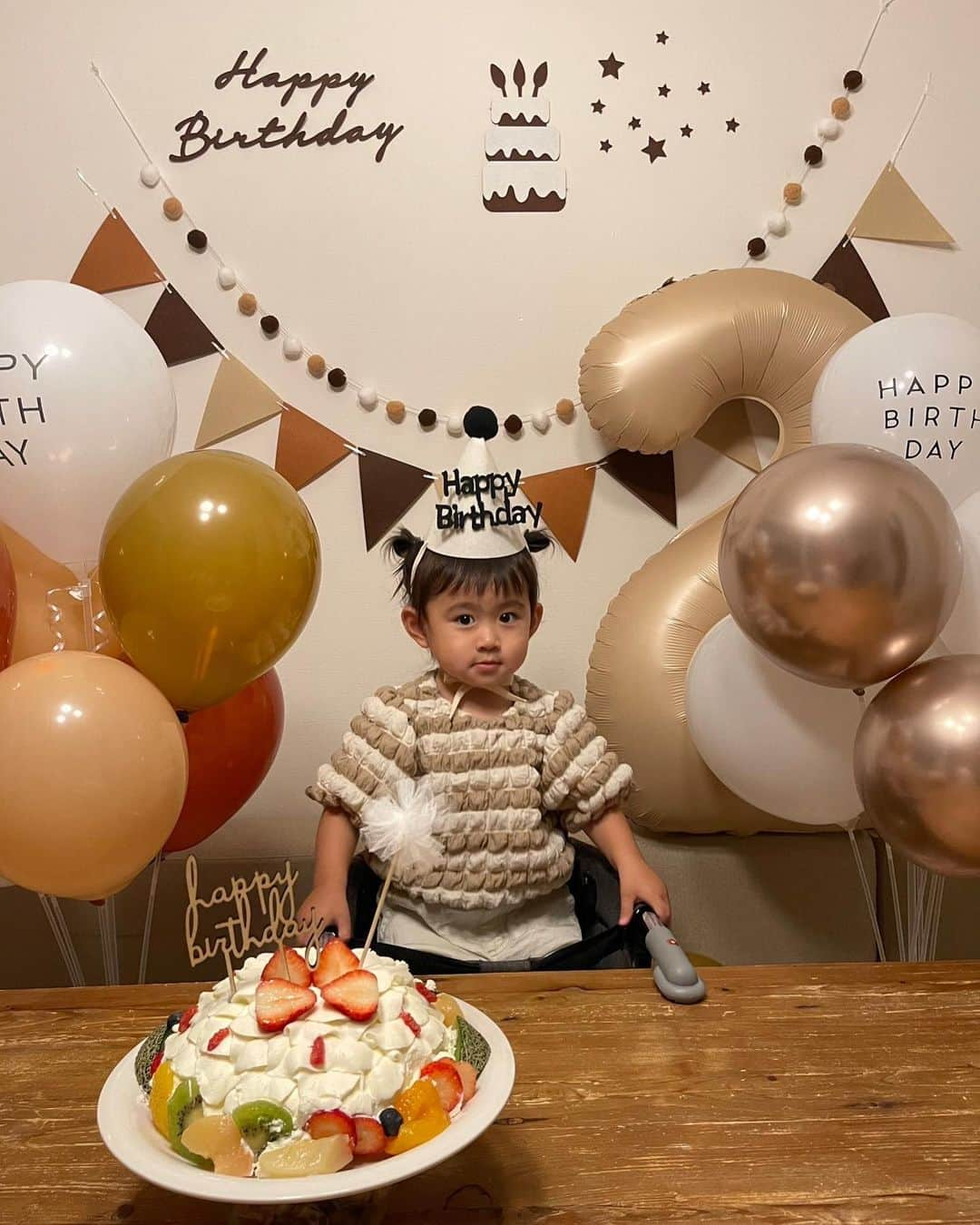 三方美穂さんのインスタグラム写真 - (三方美穂Instagram)「心さん2歳になりました🎂  こういう飾りつけや準備が苦手だけど、年1くらいは頑張らなきゃと💪ぞーちゃんにも手伝ってもらい完成！ 私の声が爆音と耳にくる喋り方ですがテンション上がってしまってるのでご了承ください🔊笑 アンミカと言われるのが少し理解できた気がします😅  昨日は部屋の片付けもせず 洗い物もせず お誕生日当日にupしようと思いながら心と爆睡してしまい🫣  今朝起きたら台所が綺麗になり、 部屋も片付いてて朝からぞーちゃんに感謝🧡  これから出来ることも増えていき、自我も強くなり、新しく大変な事がプラスされていくんだろうと思うけどママ2歳も頑張ってあなたについて行きます💪 #2歳 #お誕生日 #20230612 #お祝い #家族写真  #思い出」6月13日 14時28分 - mihomikata