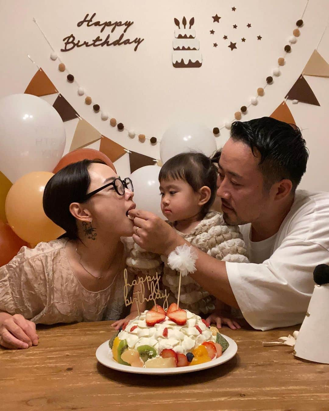 三方美穂さんのインスタグラム写真 - (三方美穂Instagram)「心さん2歳になりました🎂  こういう飾りつけや準備が苦手だけど、年1くらいは頑張らなきゃと💪ぞーちゃんにも手伝ってもらい完成！ 私の声が爆音と耳にくる喋り方ですがテンション上がってしまってるのでご了承ください🔊笑 アンミカと言われるのが少し理解できた気がします😅  昨日は部屋の片付けもせず 洗い物もせず お誕生日当日にupしようと思いながら心と爆睡してしまい🫣  今朝起きたら台所が綺麗になり、 部屋も片付いてて朝からぞーちゃんに感謝🧡  これから出来ることも増えていき、自我も強くなり、新しく大変な事がプラスされていくんだろうと思うけどママ2歳も頑張ってあなたについて行きます💪 #2歳 #お誕生日 #20230612 #お祝い #家族写真  #思い出」6月13日 14時28分 - mihomikata