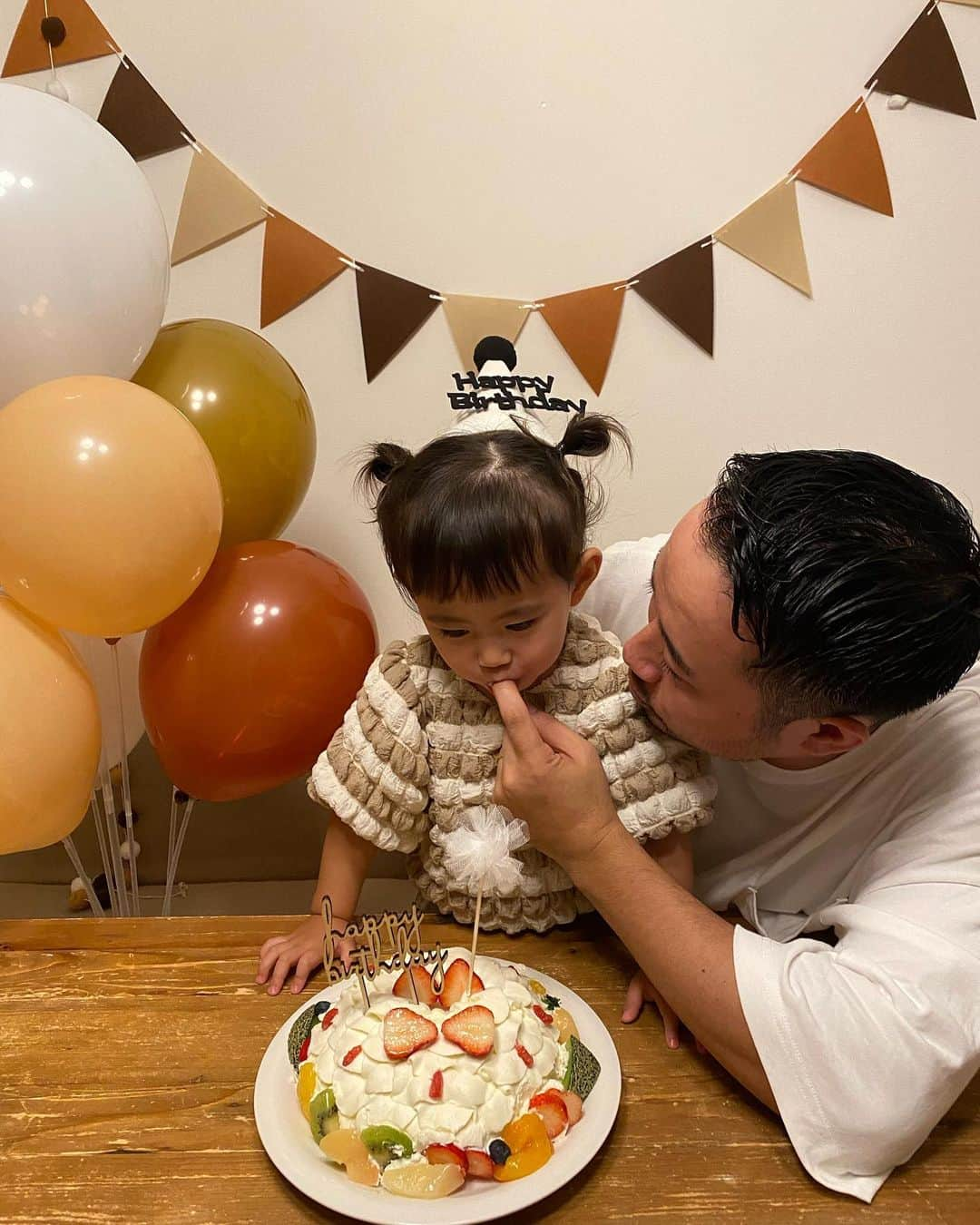 三方美穂さんのインスタグラム写真 - (三方美穂Instagram)「心さん2歳になりました🎂  こういう飾りつけや準備が苦手だけど、年1くらいは頑張らなきゃと💪ぞーちゃんにも手伝ってもらい完成！ 私の声が爆音と耳にくる喋り方ですがテンション上がってしまってるのでご了承ください🔊笑 アンミカと言われるのが少し理解できた気がします😅  昨日は部屋の片付けもせず 洗い物もせず お誕生日当日にupしようと思いながら心と爆睡してしまい🫣  今朝起きたら台所が綺麗になり、 部屋も片付いてて朝からぞーちゃんに感謝🧡  これから出来ることも増えていき、自我も強くなり、新しく大変な事がプラスされていくんだろうと思うけどママ2歳も頑張ってあなたについて行きます💪 #2歳 #お誕生日 #20230612 #お祝い #家族写真  #思い出」6月13日 14時28分 - mihomikata