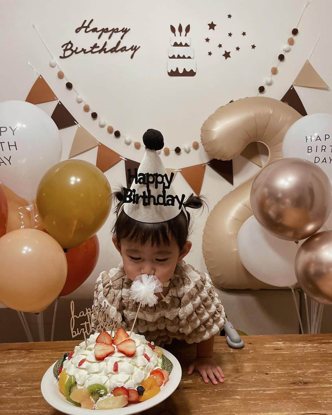 三方美穂のインスタグラム：「心さん2歳になりました🎂  こういう飾りつけや準備が苦手だけど、年1くらいは頑張らなきゃと💪ぞーちゃんにも手伝ってもらい完成！ 私の声が爆音と耳にくる喋り方ですがテンション上がってしまってるのでご了承ください🔊笑 アンミカと言われるのが少し理解できた気がします😅  昨日は部屋の片付けもせず 洗い物もせず お誕生日当日にupしようと思いながら心と爆睡してしまい🫣  今朝起きたら台所が綺麗になり、 部屋も片付いてて朝からぞーちゃんに感謝🧡  これから出来ることも増えていき、自我も強くなり、新しく大変な事がプラスされていくんだろうと思うけどママ2歳も頑張ってあなたについて行きます💪 #2歳 #お誕生日 #20230612 #お祝い #家族写真  #思い出」