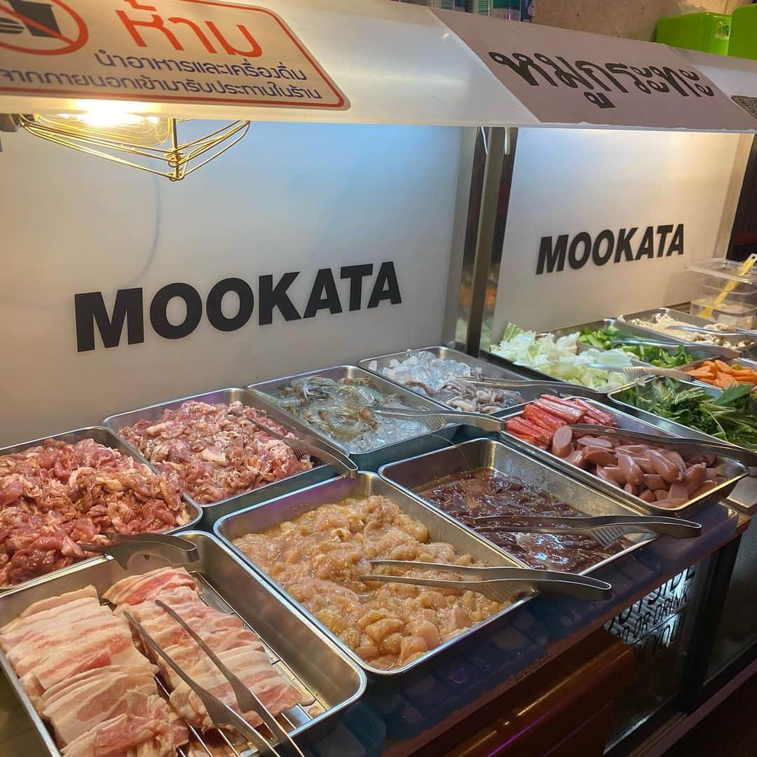 杉山優華さんのインスタグラム写真 - (杉山優華Instagram)「🇹🇭🇹🇭🇹🇭 . . . . 新宿の「MOOKATA」というお店に行ってきました☺️ ムーガタはタイの国民食で焼肉としゃぶしゃぶを合わせた物らしいです🇹🇭 . . どっちも大好物でタイも大好きだから一回で贅沢なムーガタ🔥 タレも2種類あってどちらも美味しかったです。 店内はタイの屋台みたいで可愛かった😳✨✨ . . 具材はビュッフェ方式で、お肉以外でもエビやお魚の魚介類からお野菜、デザートのココナッツミルクまであって楽しかったです☺️☺️☺️ 是非行ってみてね🇹🇭🇹🇭 . . 6枚目はタイのエナジードリンクだって‼️ 甘くてシロップみたいだった🐝  PR @MOOKATA_SHINJUKU #MOOKATA新宿店 #MOOKATA #ムーガタ #ムーガタ新宿店 #新宿グルメ #新宿ディナー #新宿居酒屋 #新宿タイ料理」6月13日 14時28分 - fbyuuka29