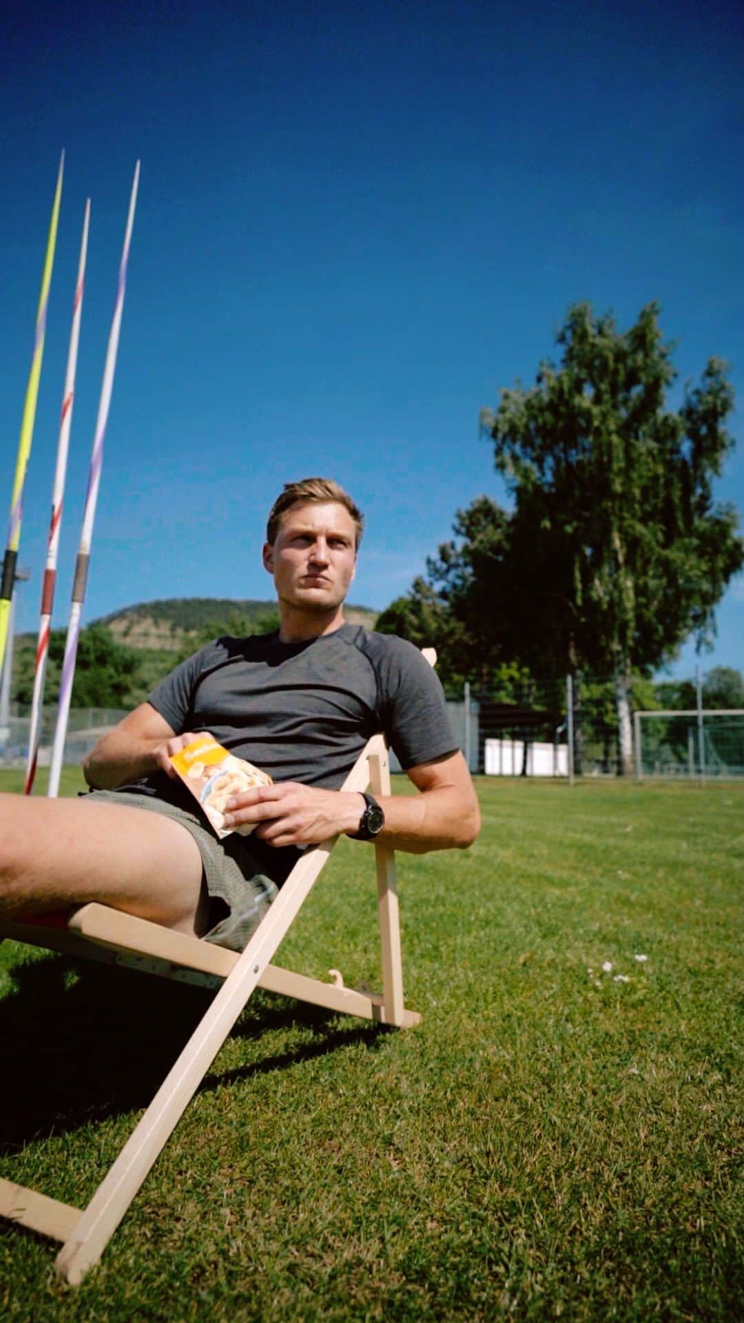 トーマス・レーラーのインスタグラム：「Did you ever think about sitting there watching yourself work hard and at the same time enjoying a little track snack? 📺 ☀️ Sure with a snack that fits our lifestyle @seeberger_1844 #seeberger #snack #nachhatltig #tracklife #sports」