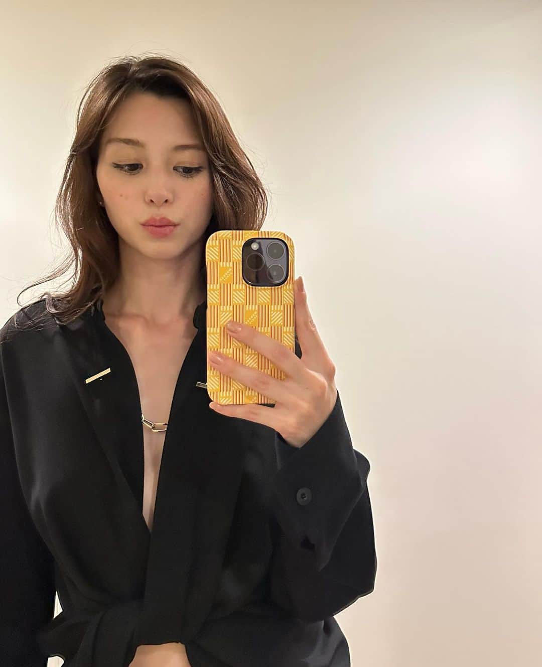 中条あやみのインスタグラム：「メイクいい感じにしてもらった日、 ずっと役柄的に伸ばせなかった爪を伸ばして人生で初めてネイルした日、 頂いたつや姫がツヤツヤふっくらにたけた日。 幸。」