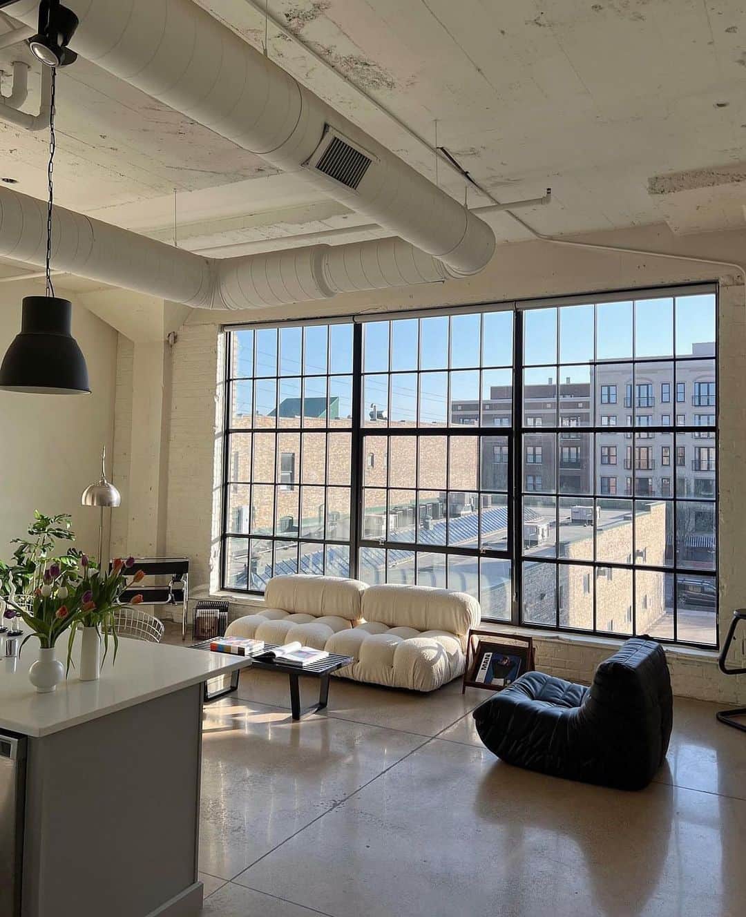 My Interiorのインスタグラム：「Take that, loft living with the finest view by @rachelgerdes Amazing 🤩」