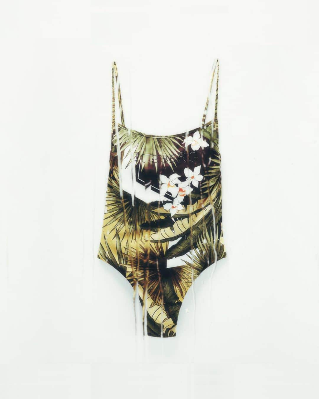 アイスバーグのインスタグラム：「Stand out this summer with the ICEBERG fully lined, non-padded one piece swimsuit in a striking all-over palm print. Featuring clean lines and spaghetti straps for a seamless look.  Discover ICEBERG beachwear collection in the selected stores and at iceberg.com  #iceberg1974 #iceberg #ss23 #icebergbeachwear #beachwear #swimwear」