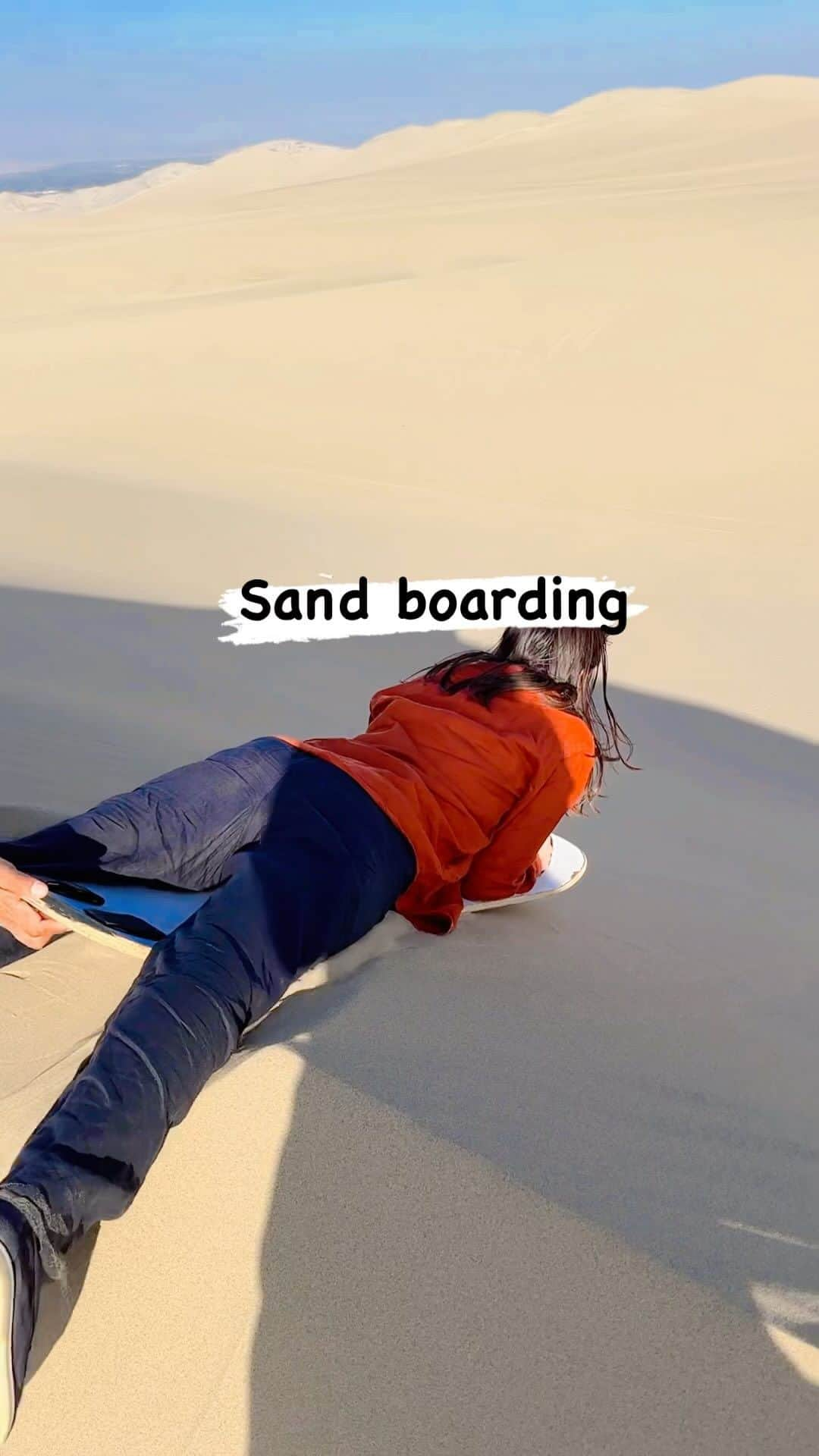 高橋メアリージュンのインスタグラム：「【Sand boarding】I tend to scream to cover my fear🤣 But I had so much fun!!!!  怖さを紛らわすために叫びがち。笑 でもすごくたのしかった！  #perutravel  #ペルー旅行  #sandboarding」