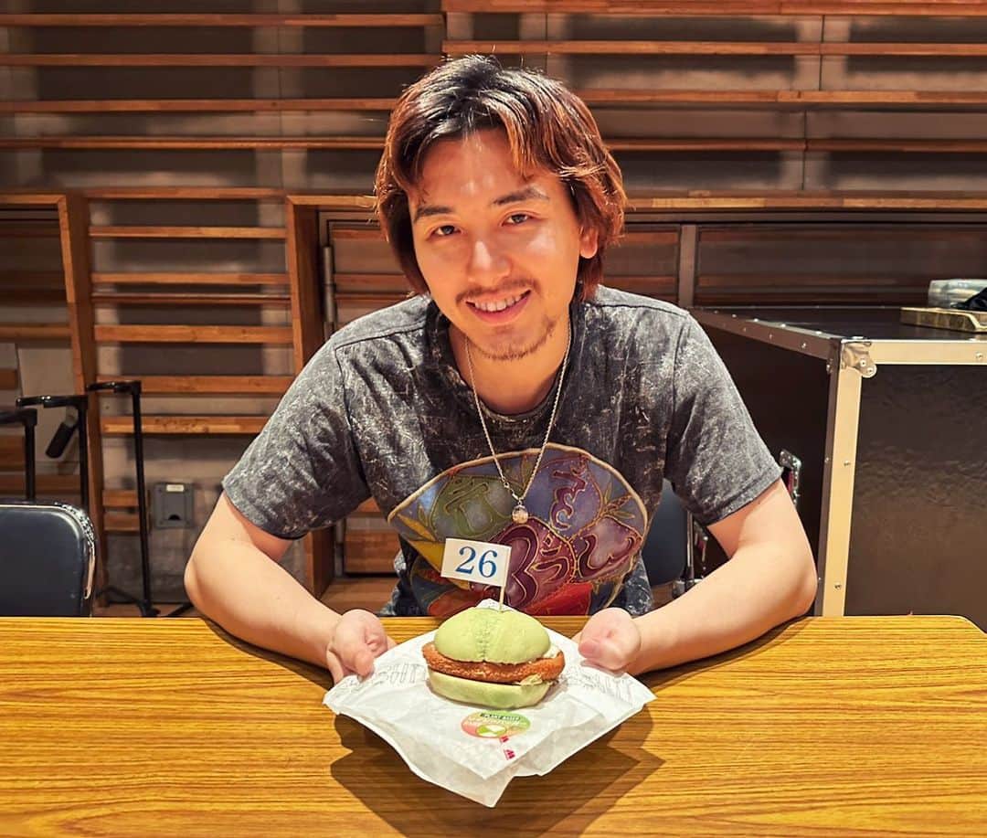 藤井風のインスタグラム：「Where do I start. I love you Kazetarian for real. I’m turning 26 today and all I want for my birthday is for you to be kind to yourself, to the people around you, and to our mother planet. 💚 little by little.  I'm sure you are doing really great job. I'm so proud of you. I'm gonna keep on working too.  In fact, these days I've been quite busy and I do have some songs (projects) at hand but it's taking longer than expected to share them with y’all. God only knows what will blossom or not, and when. You know I am one of Kazetarians myself, so I want to hear his new music and watch his new video too!! 😤 Hope we can wait. 😤 but above all, I always hope you're having a good life. Please enjoy your blessed life. Let's elevate ourselves. 🦋  I will let you know when I can present something new. Thank you I love you.  久しぶり！みんな元気だといいな！🙏次の活動を待ってくれてる人へ。最近、藤井風さんなかなか新しいことを発表できてなくてごめんね。実は地味にずっと忙しくしてて、新しい曲もアイディアも、手元にいくつかあるんですけど、それをみんなとシェアするまでに予想以上の時間がかかっています。何が、いつ実を結ぶのかはわしにも分かりません。今の自分にできる一番は、みんなと作品をシェアすることだと思ってるし、わしだって風ファンの一人だから風の新曲とかそろそろ聴きたいし見たいです。だから一緒に待とう。笑　そして今日は誕生日なんですけど、一番のプレゼントは、マジレスすると、みんなが自分に、周りの人に、そして地球のために、何か少しでも良いことをしてあげることです。わしも密かにこれからもがんばります。いつも本当にありがとう。愛。」