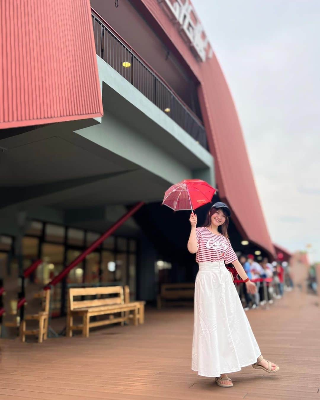 大井智保子のインスタグラム：「⛱️  楽しみにしていた赤傘の日🫶🚢❤️  よりによってボーダーのTシャツで行ったから ストライプの傘と合わさって 非常に目がチカチカしちゃってるぅ😂  5回にみんなで傘回して、キラキラできれいでした😍  試合は…負けた、けど…  林選手に末包選手のヒット、中村祐投手のナイスピッチング、若鯉の躍動とってもよかったー❣️  明日は勝ちましょう🎏  むさしの行列すごいね🍙  #carp #赤傘 #赤傘プレゼント #ズムスタ #マツダスタジアム #matsudazoomzoomstadium  #楽天 #楽天イーグルス #交流戦 #むさし」