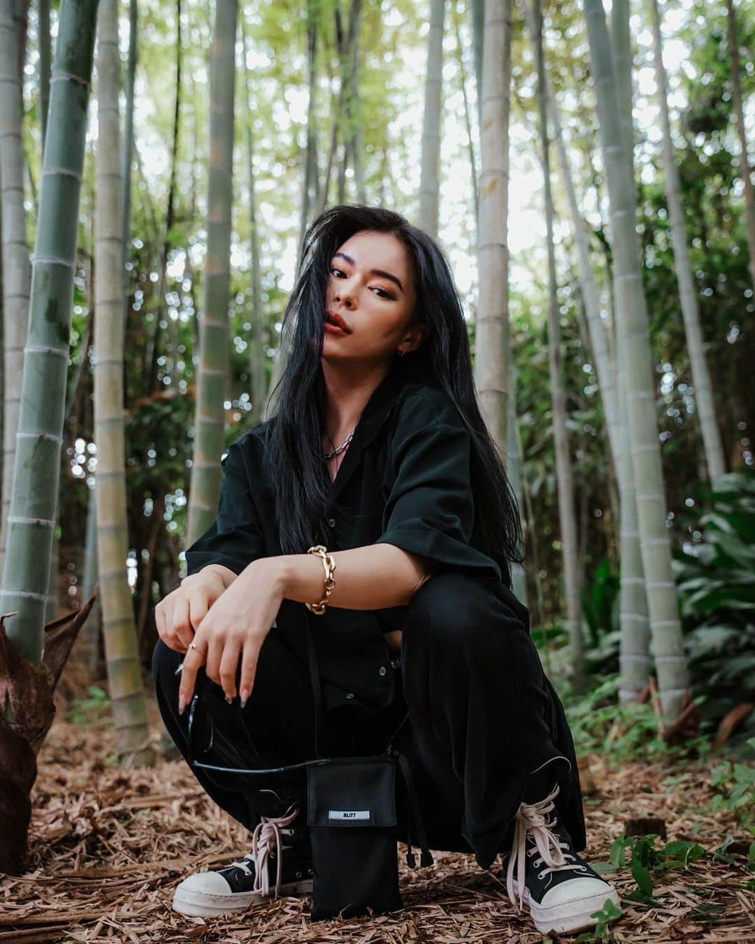 藤川ありすのインスタグラム：「竹林の中でしゃがみ込むとカッコよく撮れます。BAGは今週発売のBLITTです。もしかしたら靴以外全身 @blitt_official かもしれぬ。笑  📷by @themasa1997」