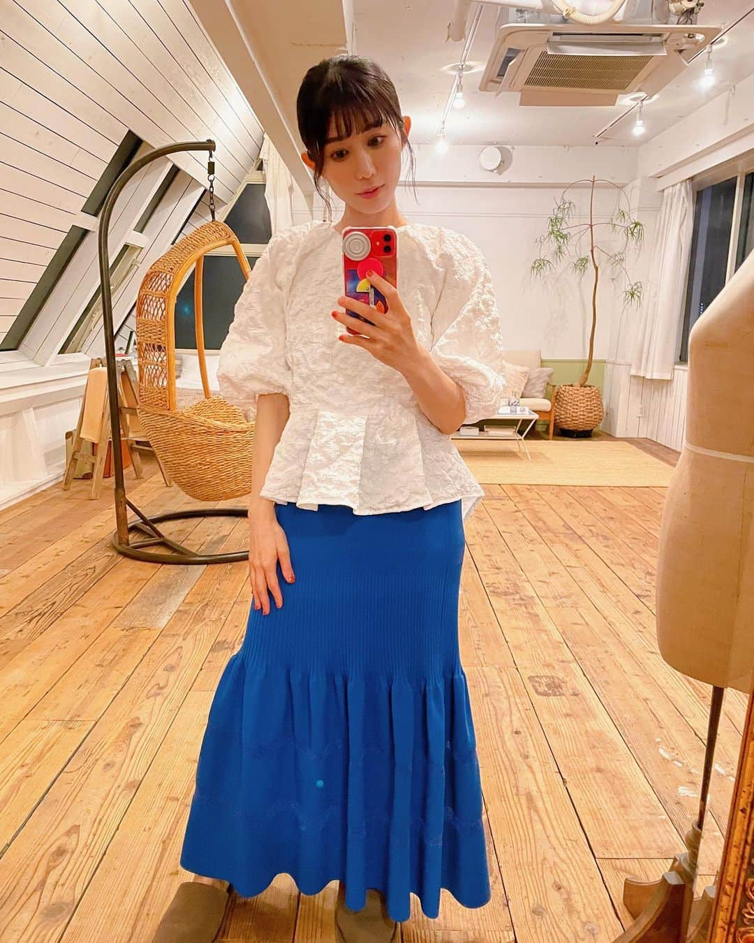 名越涼子さんのインスタグラム写真 - (名越涼子Instagram)「「部屋の模様替えして、ナチュラルなテイストにしたよ」  って、言いたくなる控室😚  どんだけおしゃれやねん！！  衣装は 沙織の新しいブランド @muel_chic の万能トップス😚 スカートは　@threefourtime_official   一一一一一一一一一一一 #衣装#仕事#仕事モード #muelchic#threefourtime  #ワーママ#ワーママの日常  #ワーママライフ  #ワーママ部」6月14日 0時17分 - nagoshi_ryo