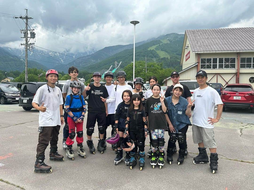 安床武士のインスタグラム：「I did a inline skate camp for @makotokondo ‘s freestyle ski lesson students✨ I met a lot of great new skaters! It was great time!! Thank you for this opportunities 🙏  先週末は白馬でスキーヤーに向けたインラインスケートレッスンの講師をしてきました！ 年齢もレベルも幅広く、コーチをしていても楽しかったです🔥 ご参加ありがとうございました‼︎ また皆と一緒に滑られるのをたのしみにしていますー！ 隊長さん、@papasu1048 さん、ありがとうございました！ @sportsloverkaho ちゃんもお手伝いありがとう！  #inlineskate #rollerblading #rollerfreestyle #roller #インラインスケート #ローラーブレード #ローラーフリースタイル #白馬」