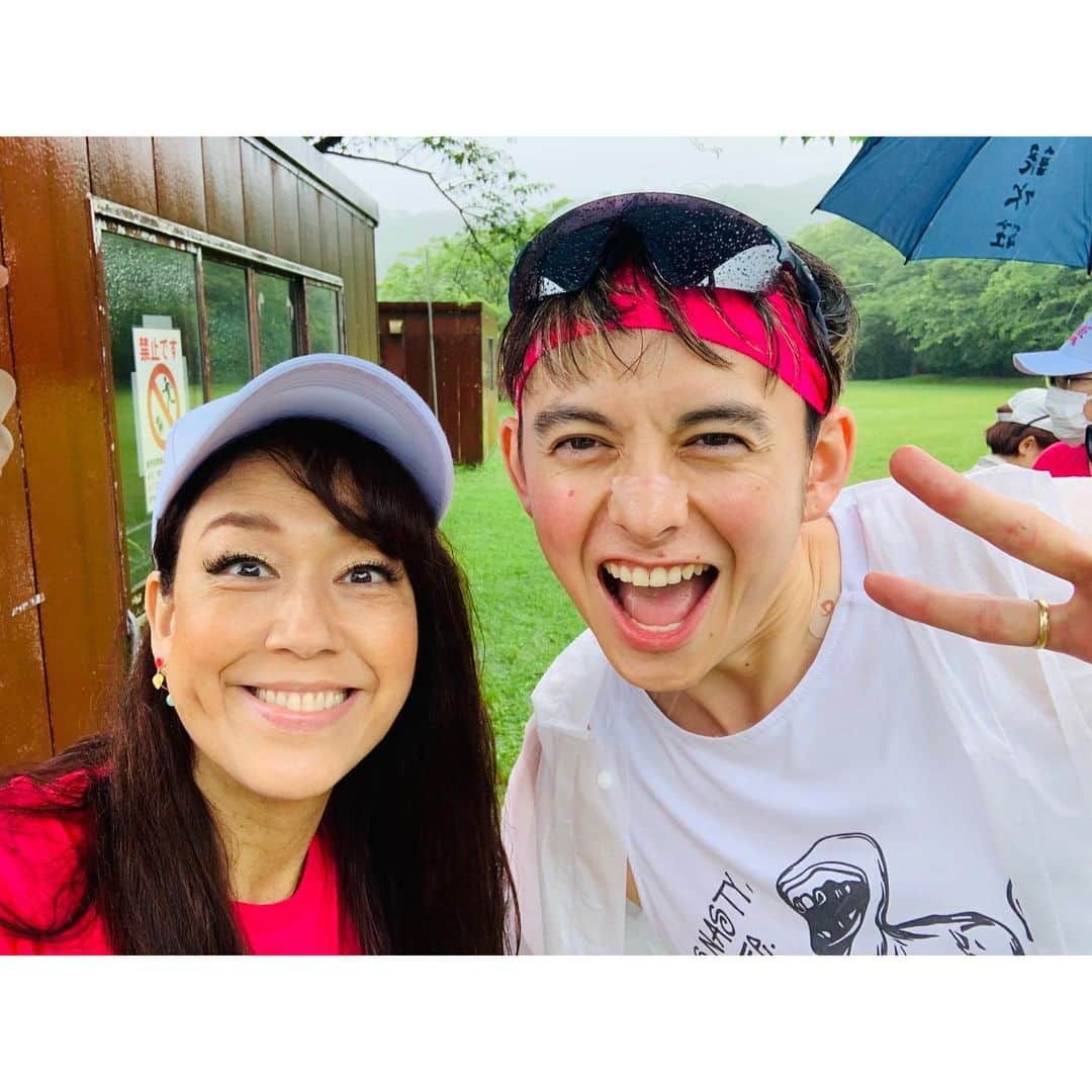 ハリー杉山のインスタグラム：「いってきました。  楽しすぎる地獄へ。  大好きなLiLiCoお姉さんが アンバサダーをつとめる  "伊豆稲取キンメマラソン"  相変わらずLiLiCoさんのポジティブバイブスと女王っぷりは見事でした😂🔥  4年ぶりの念願の開催。 おじいちゃんおばあちゃん 人生の先輩方とキッズも沿道から 熱烈な応援❤️‍🔥　泣ける😭  高低差230メートル、永遠と続く 6つの坂、げんなり&げげげんなり坂  もっと泣いてしまった　笑  そして姉さんも10km走ってた、、、  膝の大怪我からの大復活  走り終えた後も一人一人のランナーを 迎え入れてまた坂登って次のランナーを エスコートする  やっぱかっこよすぎです  そしてモエ似合いすぎ❤️😂  旦那さまとの初のキンメ  見届けることができて  嬉しくて嬉しくて😭😭😭  本当LiLiCoさんは限界を知らない^_^  そして僕の仲間も最高の時間を過ごせました、、、  To be continued...  #伊豆稲取キンメマラソン #LiLiCo #銀水荘」