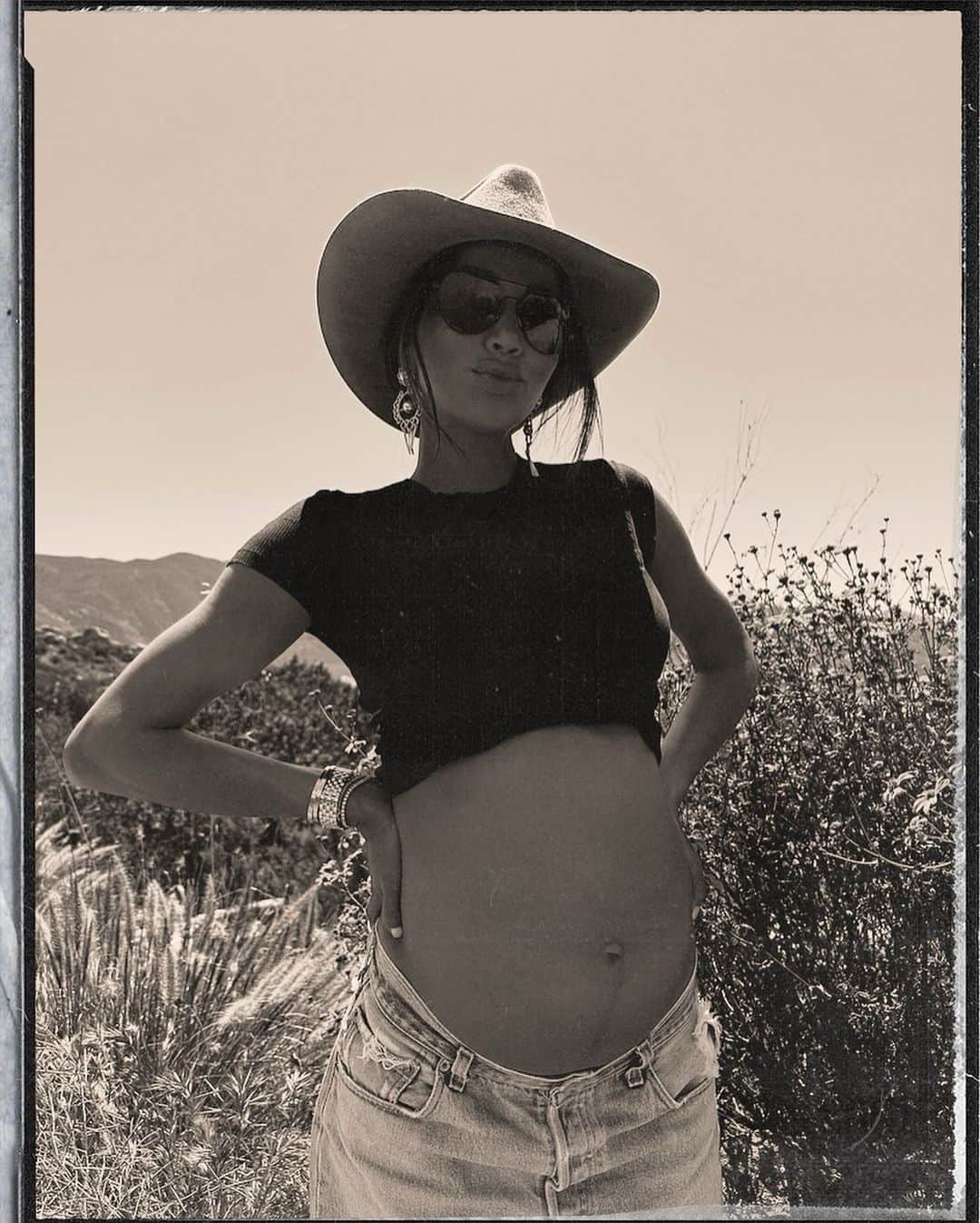 ジュリー・サリニャーナさんのインスタグラム写真 - (ジュリー・サリニャーナInstagram)「April 2023 🌼- this was a month before baby Matisse arrived 🥹  Feelin’ all the joy in the fields! #pregnantbelly」6月14日 0時25分 - sincerelyjules