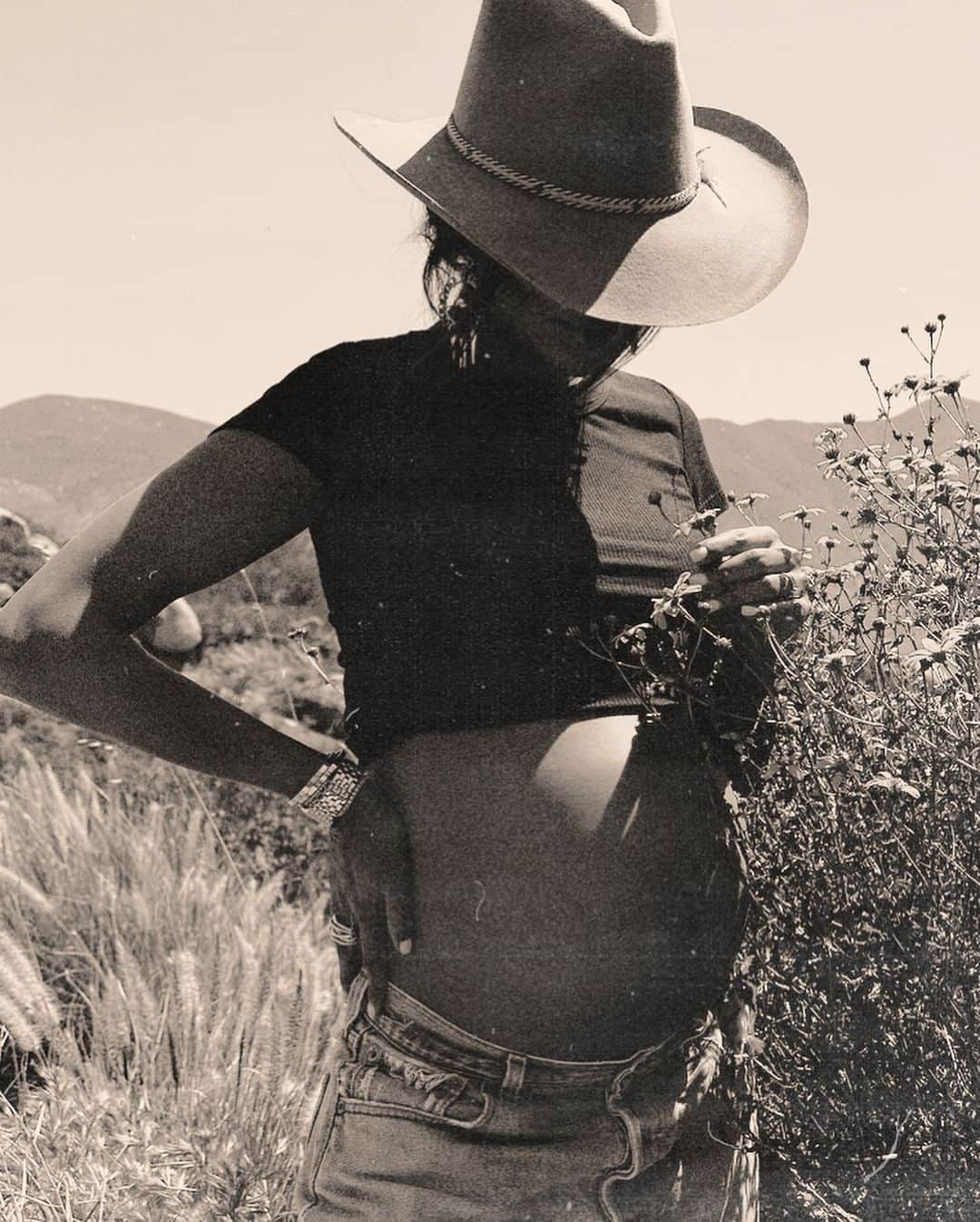 ジュリー・サリニャーナさんのインスタグラム写真 - (ジュリー・サリニャーナInstagram)「April 2023 🌼- this was a month before baby Matisse arrived 🥹  Feelin’ all the joy in the fields! #pregnantbelly」6月14日 0時25分 - sincerelyjules