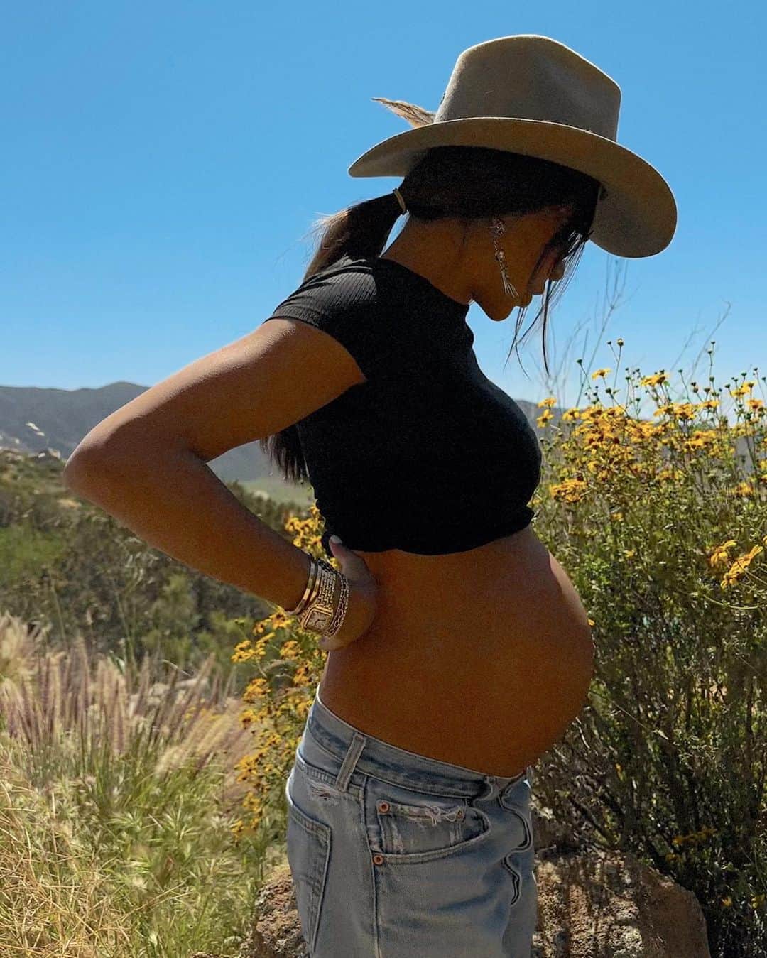 ジュリー・サリニャーナのインスタグラム：「April 2023 🌼- this was a month before baby Matisse arrived 🥹  Feelin’ all the joy in the fields! #pregnantbelly」