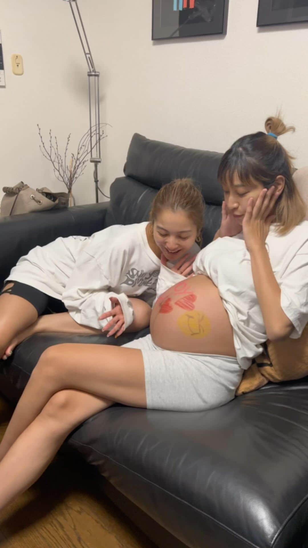 古賀あかねのインスタグラム：「もうすぐ産まれてくるベビギャル👼🏽に ギャル👱🏽‍♀️ @poyo_ngy からのメッセージ貰った🫶🏽 ぽよの10分間の力作🎨  すっぴんでもギャルだねw  🎥 @hiroto_kondo  #34weeks #34w #matanitypaint」