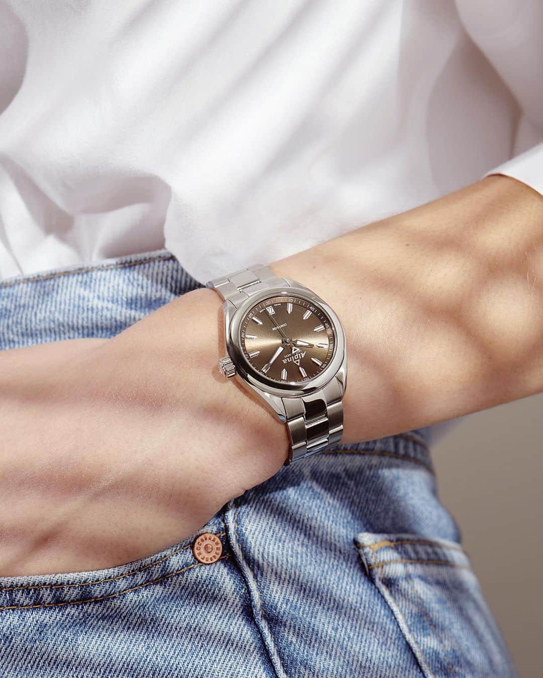 アルピナのインスタグラム：「The three new variations of the Alpiner Comtesse Quartz women’s sports watch are the ideal companions for women looking forward to a lively, exciting summer whether they’re in town, at work, playing sport, or on holiday.  #AlpinerComtesse #LadiesWatch #SummerTime」