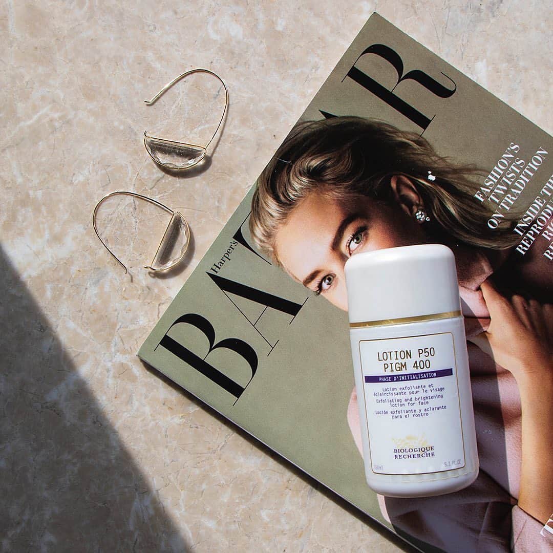 Biologique Recherche USAさんのインスタグラム写真 - (Biologique Recherche USAInstagram)「Lotion P50 PIGM 400✨ is a summer favorite thanks to its ability to prevent hyperpigmentation and diminish existing dark spots, often caused by the damaging effects of sun exposure.   By inhibiting melanin synthesis, Lotion P50 PIGM 400 unifies and brightens the complexion.   The formula is rich in dulse (red seaweed) extract, which reduces photo-induced pigmentation and lightens age spots. It also contains a complex of peach tree leaf, apple and raspberry extracts, which is rich in vitamin C and AHAs to exfoliate and promote cellular renewal.   📸: @kimberly_dematos   #BiologiqueRecherche #FollowYourSkinInstant #BuildingBetterSkin #facialinabottle #LotionP50PIGM400  #50yearsP50 #MyP50」6月14日 0時31分 - biologique_recherche_usa