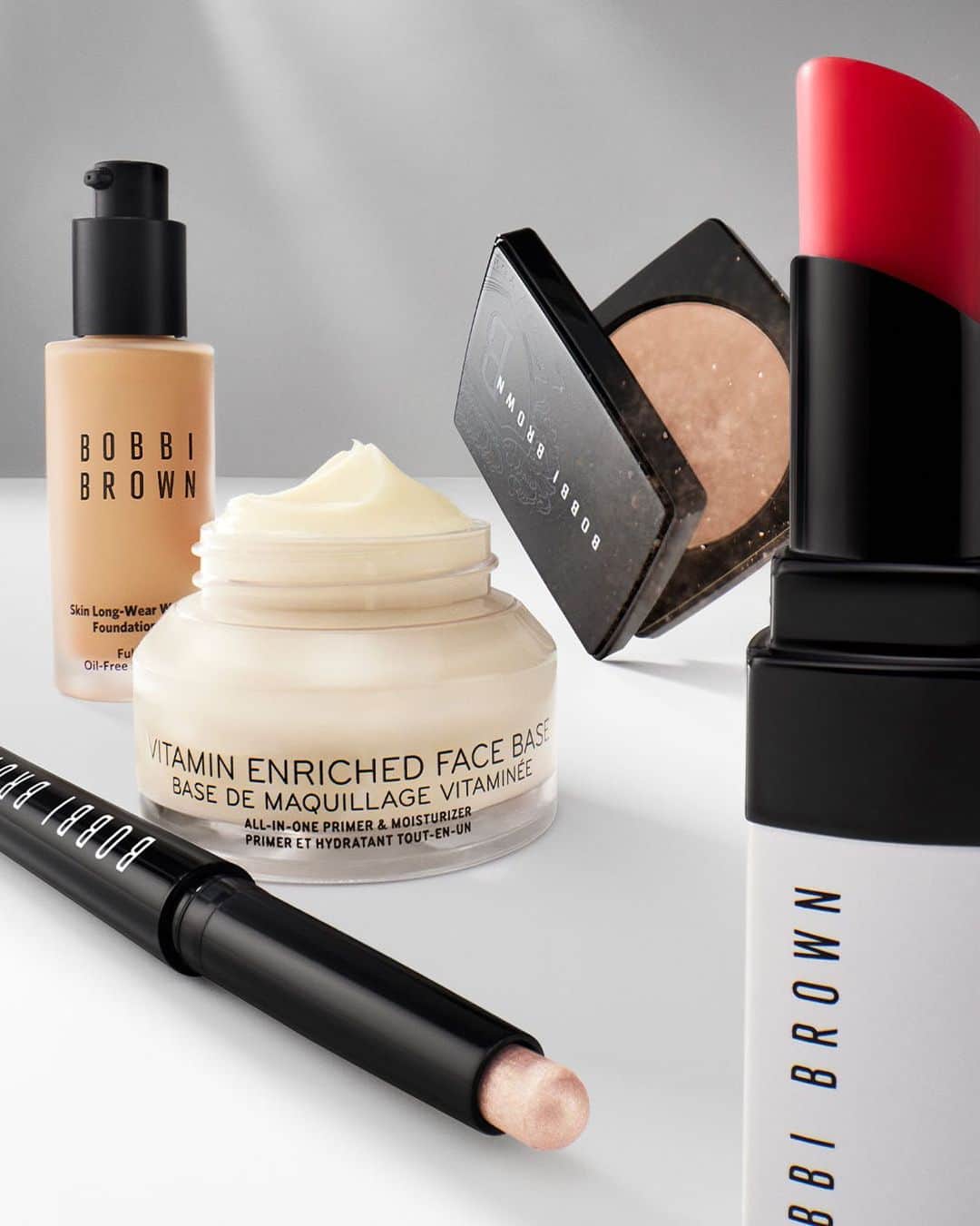 のインスタグラム：「Our summer savings event has started. Get 25% off all your beauty favorites and new beauty finds at bobbibrown.com. Plus, create a 3-piece Getaway Set (on us) when you spend $75+.  Share the news with the beauty lover in your life and tap link in bio to shop.  #BobbiBrown #SummerSale #SummerSavings #SummerMakeup」