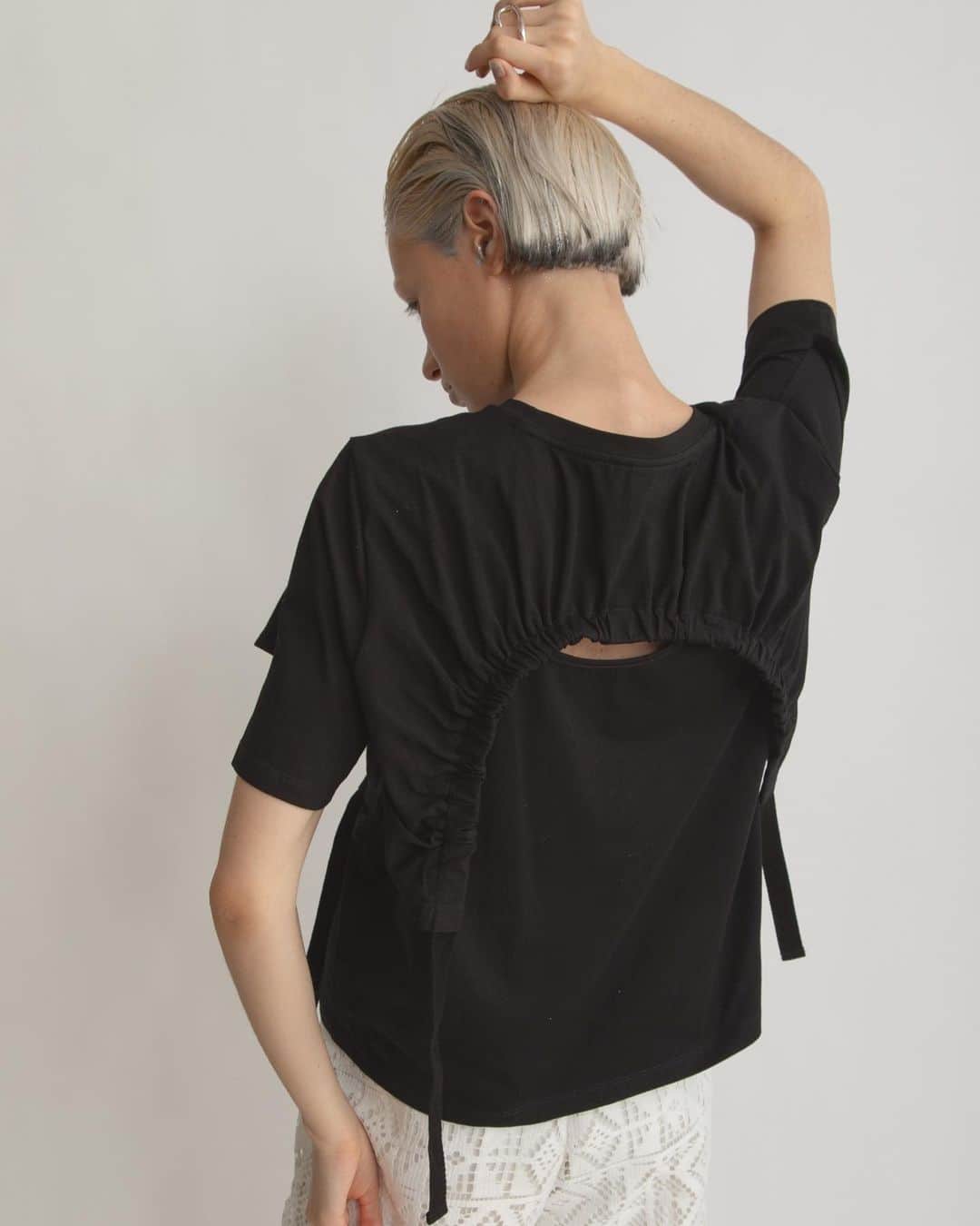 AULA AILAさんのインスタグラム写真 - (AULA AILAInstagram)「【2023 HIGH SUMMER COLLECTION】  DRAWSTRING T-SHIRT COLOR BLACK SIZE 0 ¥15,400  ルーズすぎずタイト過ぎないほど良いサイズ感で、すっきりと着られるTシャツ。 ショート丈Tシャツをレイヤードしているかのようなディテールが特徴。 紐を引いて、ギャザー分量はアレンジ可能。 背中がチラりと見えたり、袖のスリットからも腕が覗く、デザインと快適さを兼ね備えたデザイン。 ボトムインでもアウトでも決まる適度なサイズ感なので、ボトムを選ばずコーディネートの幅も広いアイテム。   ✔️AULA AILA OFFICIAL WEB STOREにて HIGH SUMMER COLLECTIONアイテム展開中！」6月14日 0時47分 - aulaaila_official