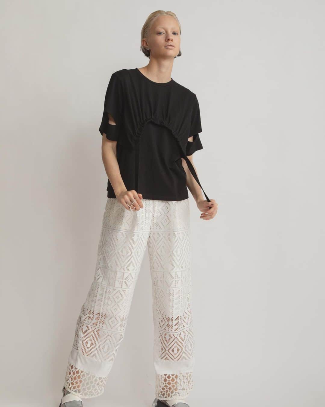 AULA AILAさんのインスタグラム写真 - (AULA AILAInstagram)「【2023 HIGH SUMMER COLLECTION】  DRAWSTRING T-SHIRT COLOR BLACK SIZE 0 ¥15,400  ルーズすぎずタイト過ぎないほど良いサイズ感で、すっきりと着られるTシャツ。 ショート丈Tシャツをレイヤードしているかのようなディテールが特徴。 紐を引いて、ギャザー分量はアレンジ可能。 背中がチラりと見えたり、袖のスリットからも腕が覗く、デザインと快適さを兼ね備えたデザイン。 ボトムインでもアウトでも決まる適度なサイズ感なので、ボトムを選ばずコーディネートの幅も広いアイテム。   ✔️AULA AILA OFFICIAL WEB STOREにて HIGH SUMMER COLLECTIONアイテム展開中！」6月14日 0時47分 - aulaaila_official