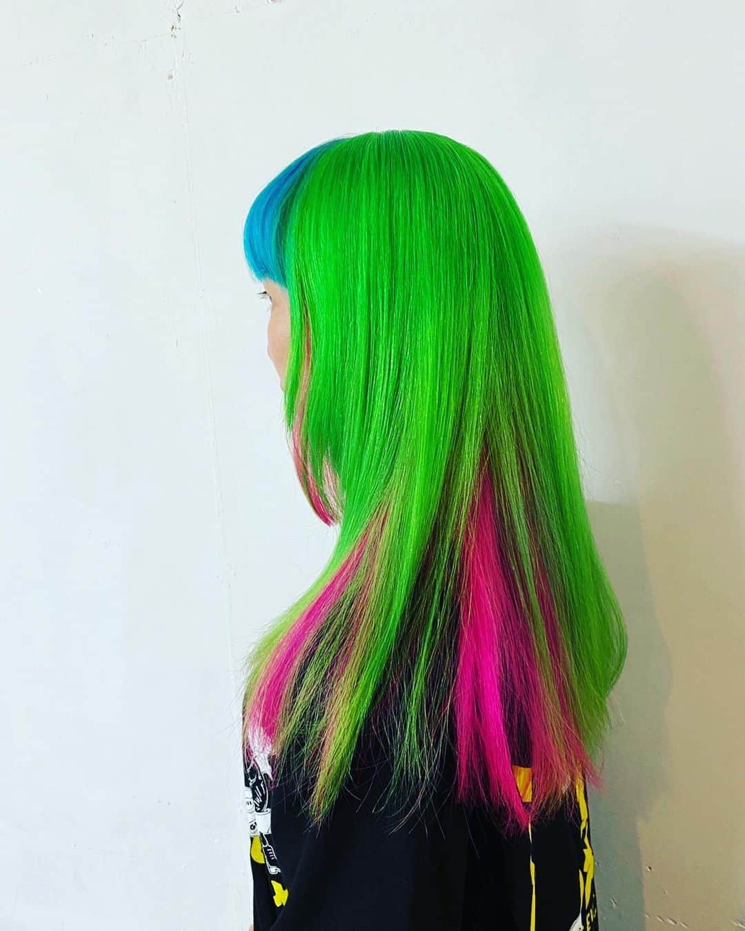 SAKIさんのインスタグラム写真 - (SAKIInstagram)「最近の髪色をまとめてみました 🩷💚💙🩷🩵💛  ①イマココ  ②トラトラMV時 (この写真はFLOW先輩のライブにメイソンホーンズが参加させてもらったとき)  ③ギミラブMVとアー写  ④P4Yレコーディングらへん  ⑤渋谷O-WESTファイナルの時  ⑥ONEのMVの時(動画しかなかった🥹)  @anthologyhair  マイサワさんいつもありがとうございます☺️  #マニパニ #マニックパニック」6月14日 0時49分 - sakiel03