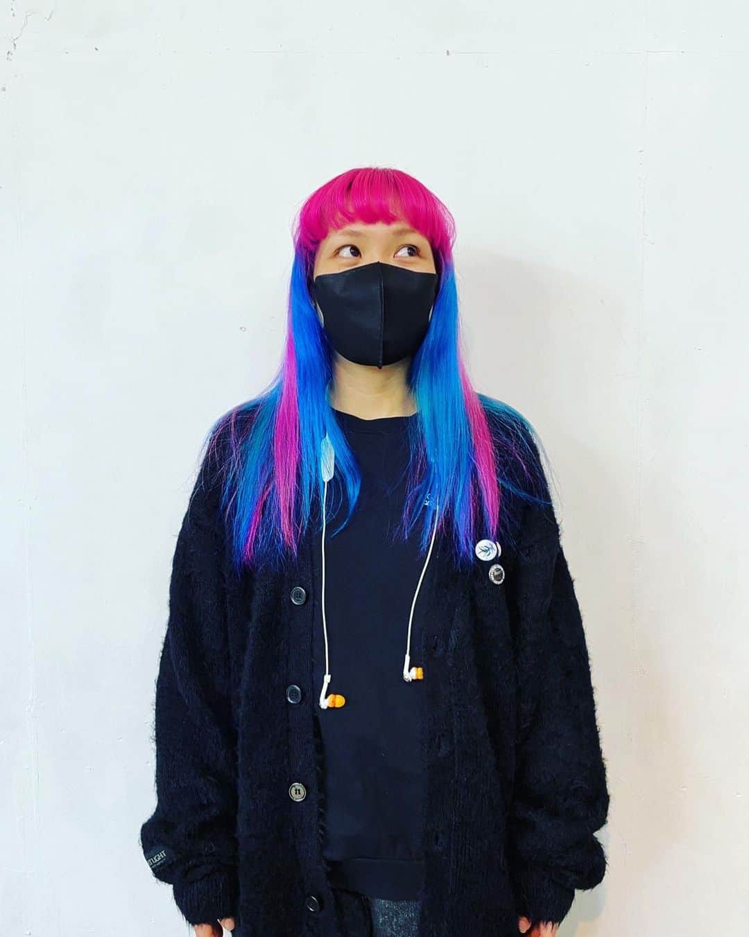 SAKIさんのインスタグラム写真 - (SAKIInstagram)「最近の髪色をまとめてみました 🩷💚💙🩷🩵💛  ①イマココ  ②トラトラMV時 (この写真はFLOW先輩のライブにメイソンホーンズが参加させてもらったとき)  ③ギミラブMVとアー写  ④P4Yレコーディングらへん  ⑤渋谷O-WESTファイナルの時  ⑥ONEのMVの時(動画しかなかった🥹)  @anthologyhair  マイサワさんいつもありがとうございます☺️  #マニパニ #マニックパニック」6月14日 0時49分 - sakiel03