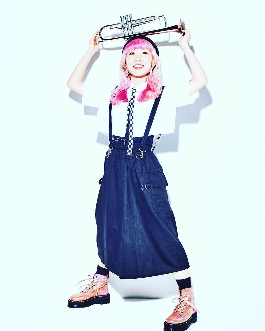 SAKIさんのインスタグラム写真 - (SAKIInstagram)「最近の髪色をまとめてみました 🩷💚💙🩷🩵💛  ①イマココ  ②トラトラMV時 (この写真はFLOW先輩のライブにメイソンホーンズが参加させてもらったとき)  ③ギミラブMVとアー写  ④P4Yレコーディングらへん  ⑤渋谷O-WESTファイナルの時  ⑥ONEのMVの時(動画しかなかった🥹)  @anthologyhair  マイサワさんいつもありがとうございます☺️  #マニパニ #マニックパニック」6月14日 0時49分 - sakiel03