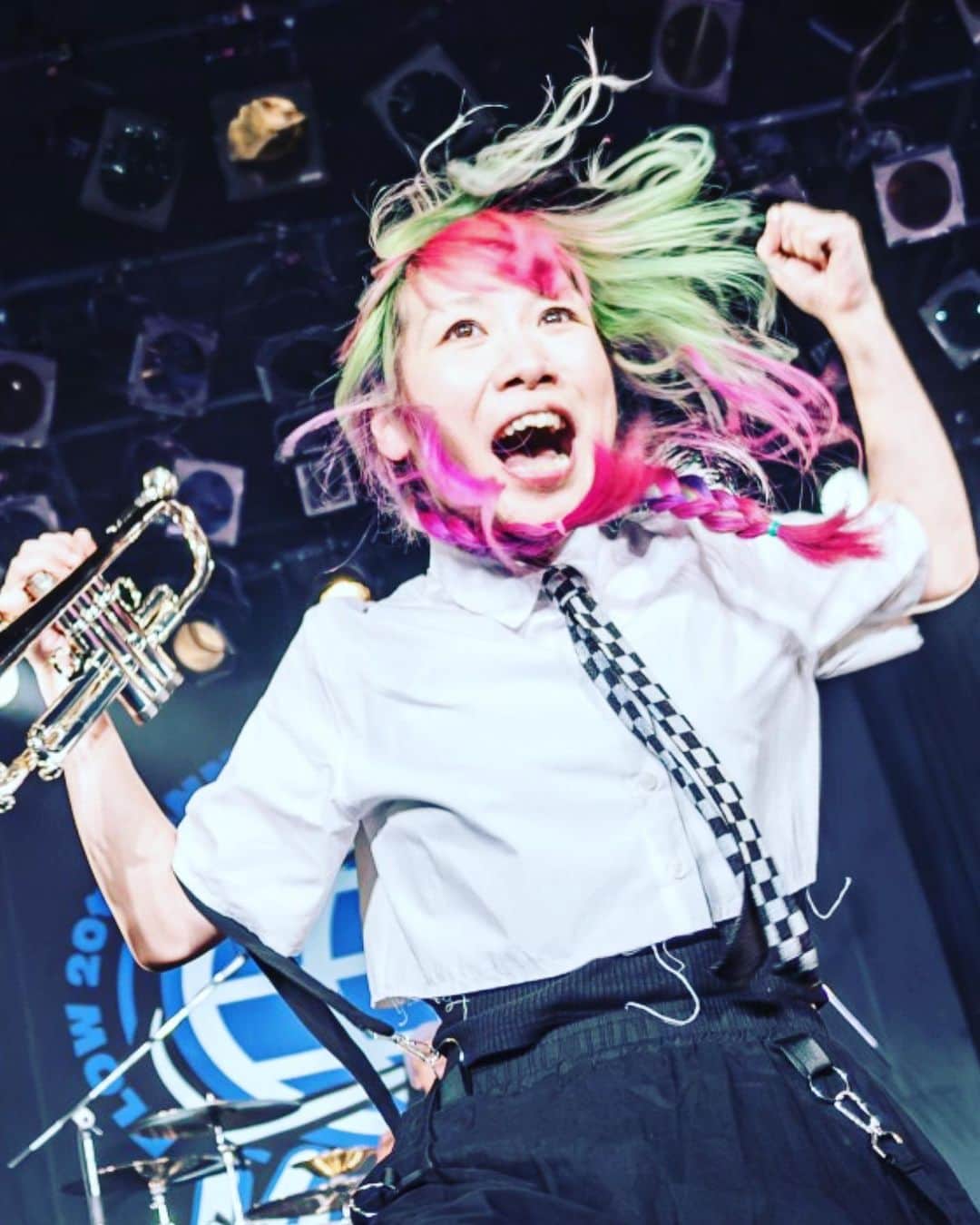 SAKIさんのインスタグラム写真 - (SAKIInstagram)「最近の髪色をまとめてみました 🩷💚💙🩷🩵💛  ①イマココ  ②トラトラMV時 (この写真はFLOW先輩のライブにメイソンホーンズが参加させてもらったとき)  ③ギミラブMVとアー写  ④P4Yレコーディングらへん  ⑤渋谷O-WESTファイナルの時  ⑥ONEのMVの時(動画しかなかった🥹)  @anthologyhair  マイサワさんいつもありがとうございます☺️  #マニパニ #マニックパニック」6月14日 0時49分 - sakiel03
