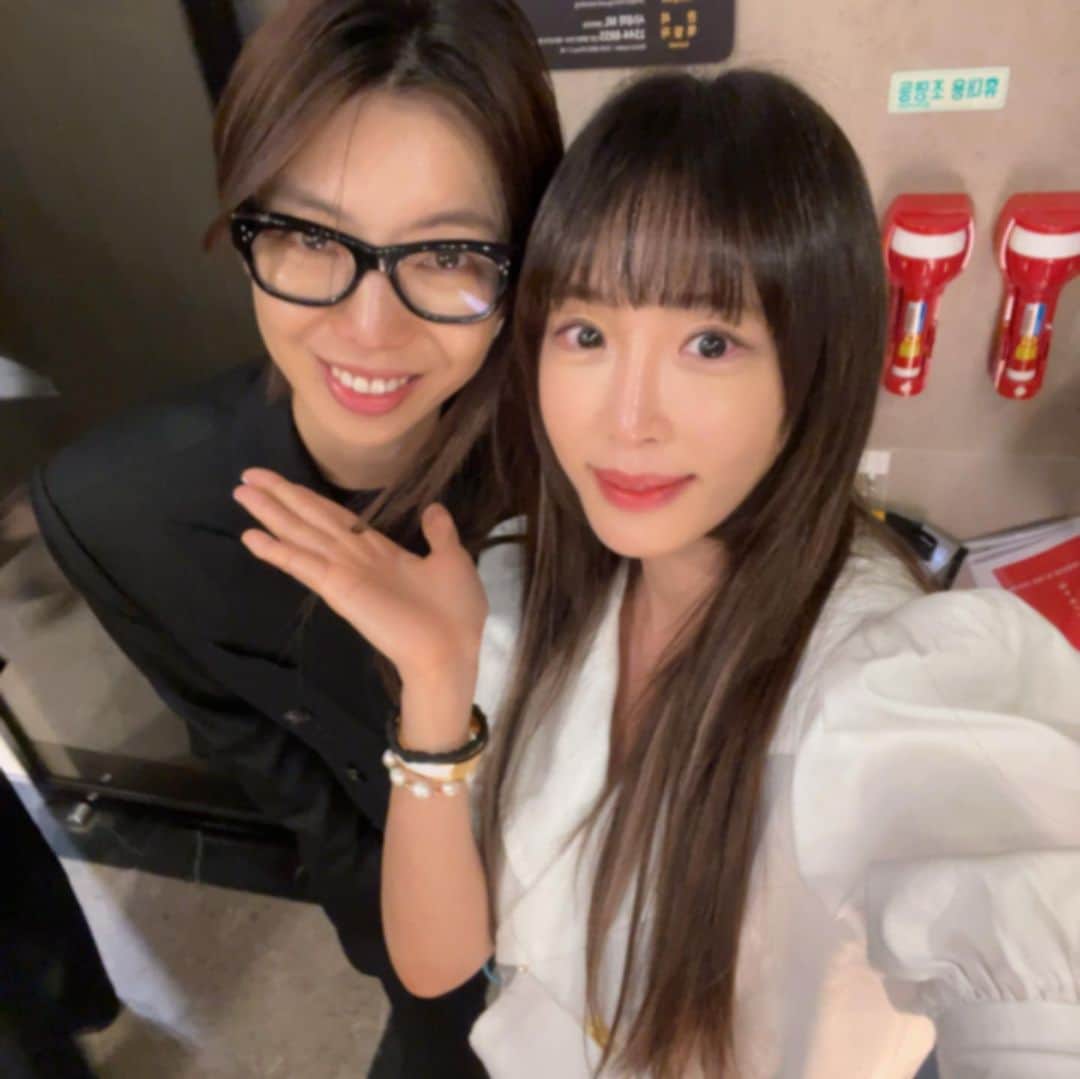 カン・イェウォンのインスタグラム：「영화 라방 시사회💓  울 최주연 감독  첫 영화 너무너무 축하햬  몰입감있게 너무 잘만들어서 깜짝 놀랐네😍  배우님들 연기도 너무 좋았고    연출은 정말 말해뭐해 최고의 감독이 될거야 ♥️  가족같은 지인들 다 모여서 끝까지 자리지켜주고 뜻깊은 자리 너무 행복하다 내가♥️  우리 20년인연 내가  더 잘할께  건강하자🙏💙  근데 ㅜ 나 왜 우니. . .🙄감격의 눈물이었다.쩝🥲  너무너무 고생했다 진짜 수고많았어 🙏💙」