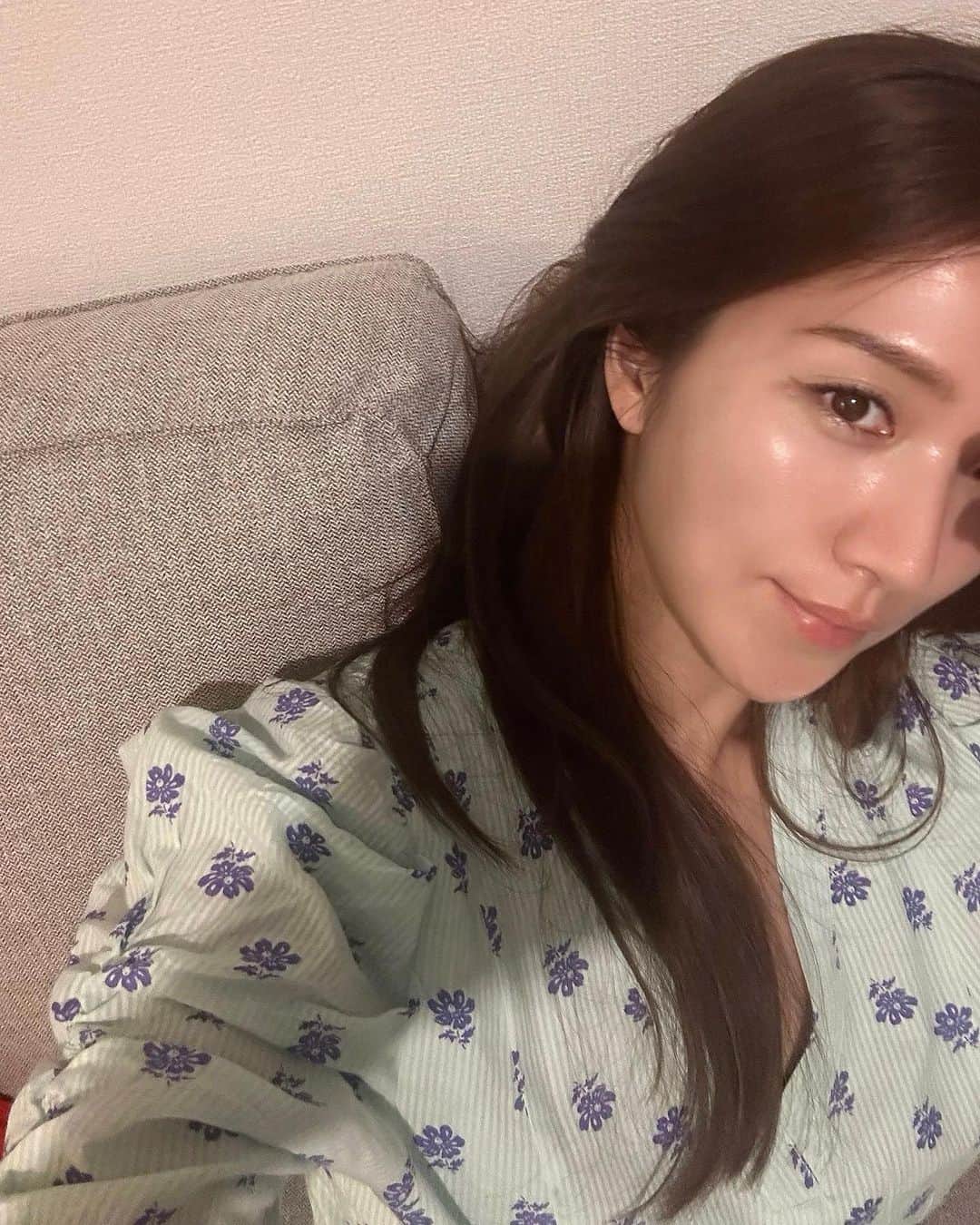 のインスタグラム：「🫶🌼🫶🌼🫶  皆さま、ものもらいのストーリーに 沢山のDMありがとうございました  すべて読ませて頂きました とっても温かくって嬉しかったです🧡  しばらくは眼鏡か半顔 載せていなかった写真などになりそうだけど （それがどうした） （開き直ってものもらいBB弾載せちゃう？） 今日はとっても素敵なおばあちゃま先生に診て頂き、先行き良好🫰  ご厚意で一件お仕事日程をずらして頂いたので今日の午後は病院帰りに公園でおにぎりを食べてのんびりおだやかなひとときを過ごしました。 （蚊に刺されてそうそうに退散）  帰りにはお腹を空かせて寄ってきた野良猫ちゃんに残したお米粒を差し上げたら完食してくれました🐈  目があって一目散に寄ってきたの おにぎり気づいてたのかな🍙  とにもかくにも 皆さま温かいお心遣いほんとうにありがとう。お友達も連絡ありがとう。 お目早く治してお返ししたい❤️🫡  PS. 体はびっくりするくらい元気です 痛みも菌もないです！  ___________________________________________  #love #life #loveislove #thanks #ありがとう #だいすき」