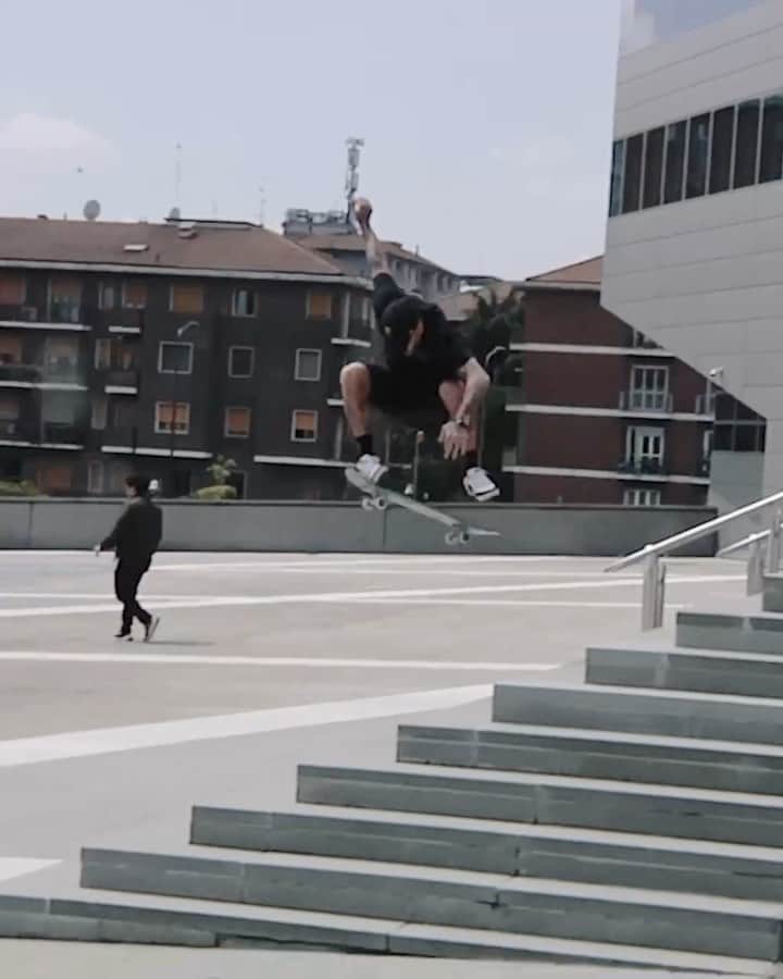 のインスタグラム：「TOUR REPORT EP 2 IS OUT NOW ON @PocketSkateMag 🗣️ #MonsterSuperTour  This time the van pulls up to the starry plazas of Milano Centrale and gritty underpasses of Budapest, the stacked crew hits all your favorite hallowed spots as well as some newer granite oddities. Tossing boards, dealing cash and stoking out local scenes along the way. Link in bio to watch.   #MonsterEnergy #Skate #Skateboard #Skateboarding」