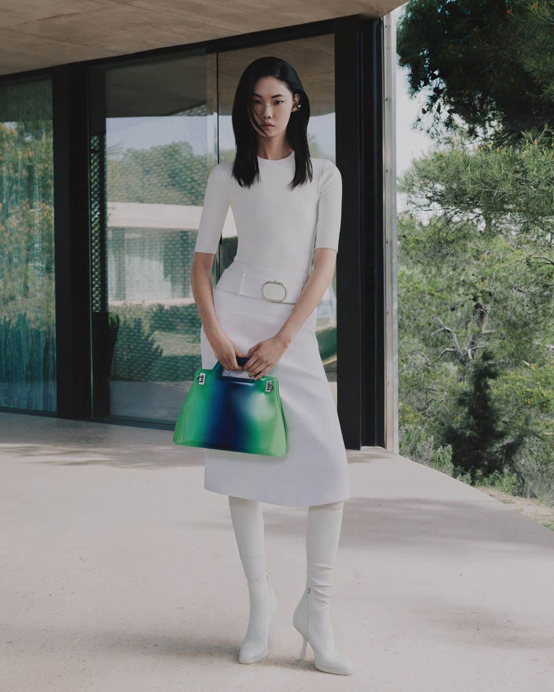 サルヴァトーレ・フェラガモのインスタグラム：「MONOCHROME ELEGANCE WITH A DÉGRADÉ TWIST.​ #FERRAGAMOPF23」