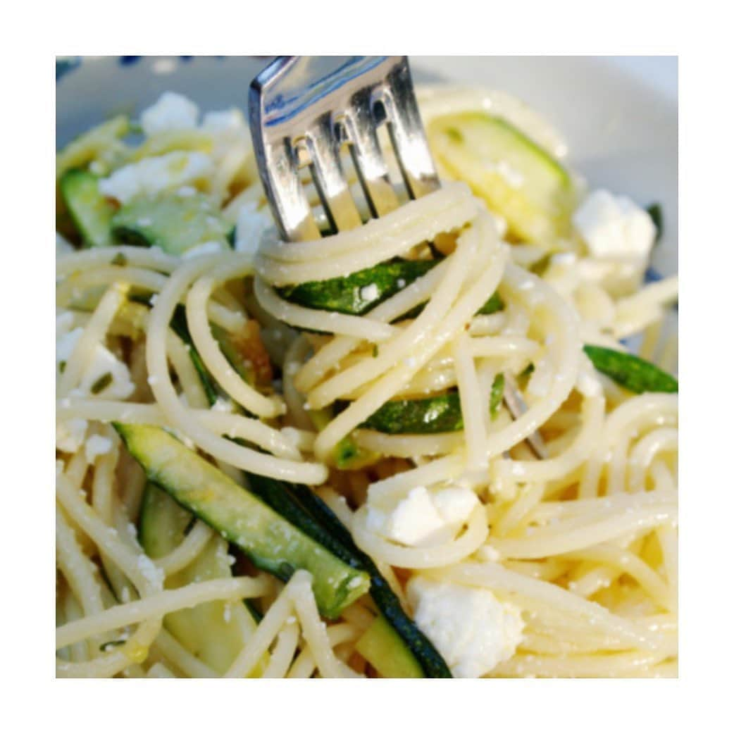 メアリー・マッカートニーさんのインスタグラム写真 - (メアリー・マッカートニーInstagram)「A delicious quick bowl of pasta perfect for this sunny day x Mary   COURGETTE AND LEMON SPAGHETTI   SERVES 2  INGREDIENTS 200g dried spaghetti 3 tablespoons light olive oil, plus more for drizzling on drained spaghetti 2 courgettes, thinly sliced  4 cloves garlic, finely chopped 2 teaspoons chopped fresh sage 2 teaspoons chopped fresh rosemary 100g plant based feta cheese, crumbled (optional) zest of 1⁄2 lemon Pinch of sea salt and black pepper, to taste  METHOD First cook the spaghetti (as per pack instructions) by bringing a large saucepan of water to the boil - it should take about 8–10 minutes to cook. Stir every so often so the strands of pasta don’t stick together. When the pasta is just cooked (al dente), drain it in a colander, drizzle with a little olive oil and then mix to lightly coat the pasta and prevent the strands from sticking together. Set it aside. You can use the same saucepan to make your sauce. Pour in the 3 tablespoons of olive oil and bring to a medium heat, then add the courgettes and sauté for 4–5 minutes, before adding the garlic and herbs and mixing well. Sauté for a couple more minutes, to allow all the flavours to come together and the courgettes to cook through. Return the cooked spaghetti to the pan and heat through, then mix in the cheese and lemon zest, and season with a little sea salt (you may not need much as the cheese is salty) and a good grind of black pepper. Serve, with a little more grated cheese sprinkled over if you wish. #meatfreemonday」6月14日 1時03分 - marymccartney