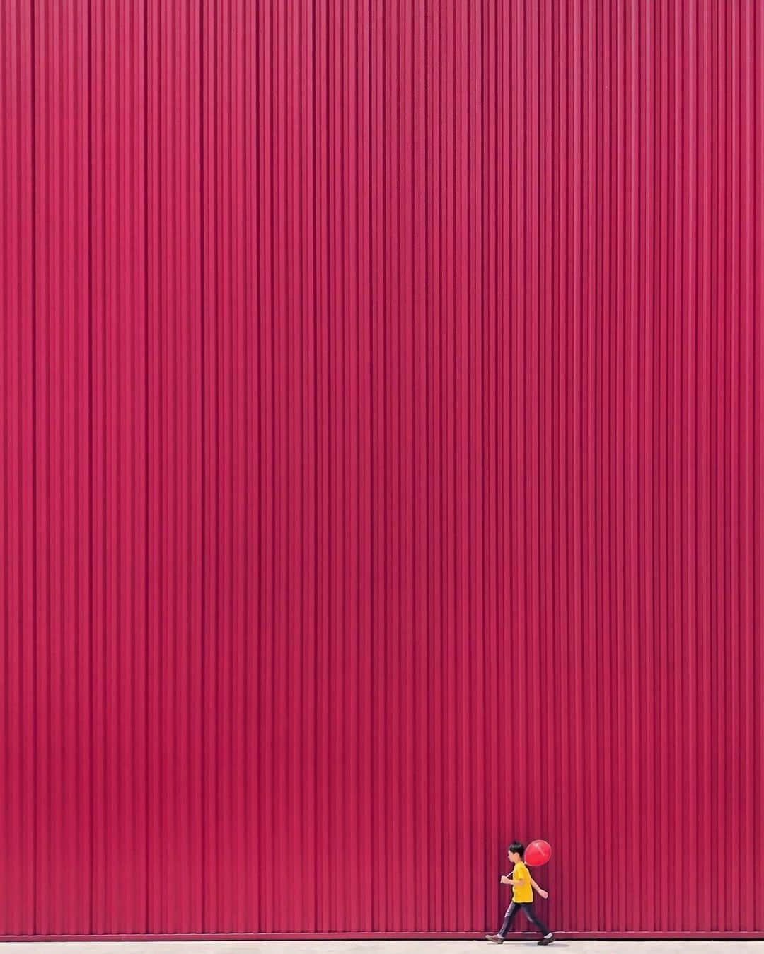 appleさんのインスタグラム写真 - (appleInstagram)「“I always like to have the viewer feel joy when they see my photos.” #ShotoniPhone by Ahady R. @huxsterized」6月14日 1時05分 - apple