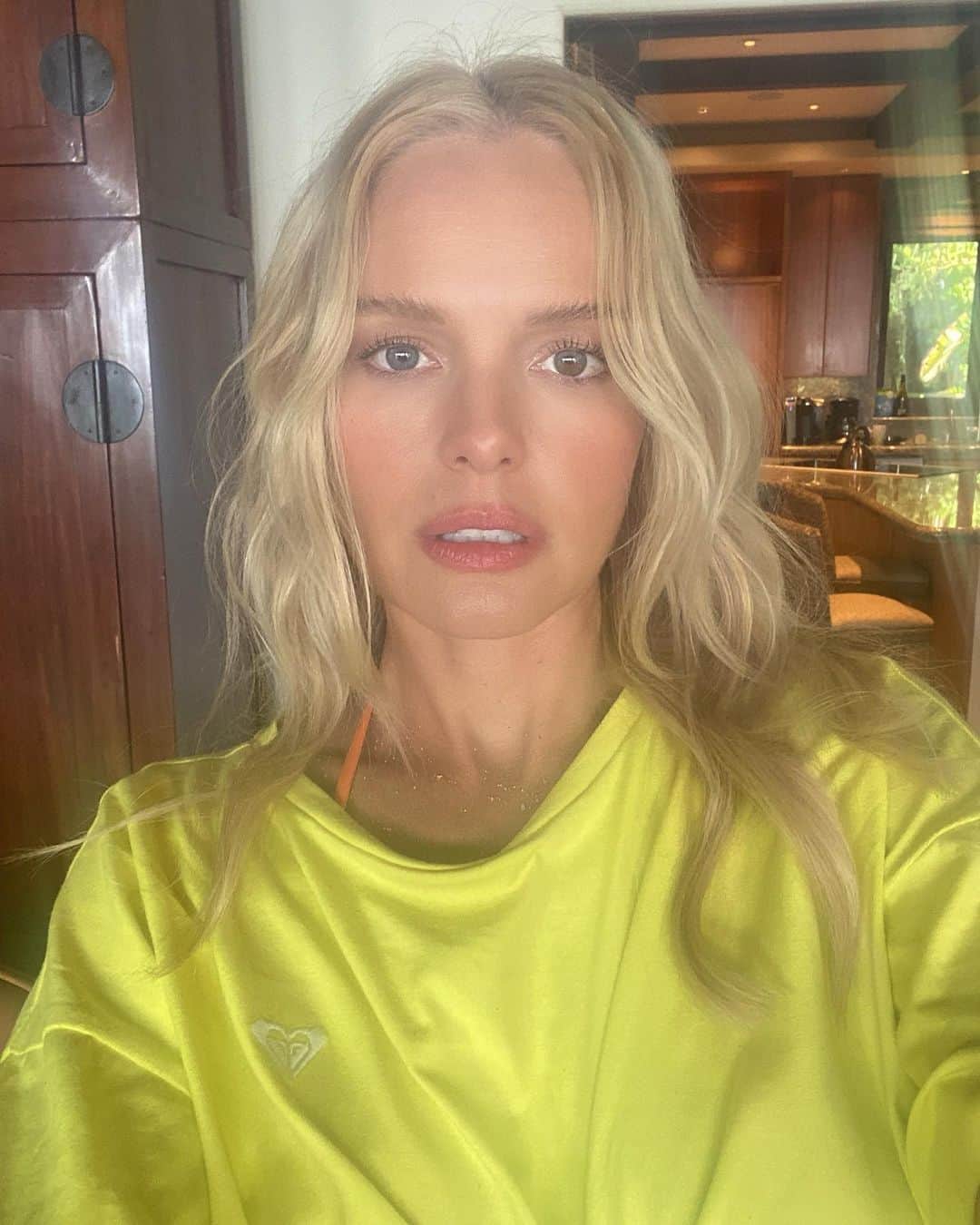 ケイト・ボスワースのインスタグラム：「We wanted to create a lived in, fresh-from-the-surf, bronzed glam look for the @roxy campaign ☀️ thank you @bridgetbragerhair @nathanhejl for your amazing talent! These are the only selfies I took because we were so busy and needed all the daylight - I’m pretty sure it’s sunscreen on the lens of the first photo (wiped it off for the 2nd 😁)」