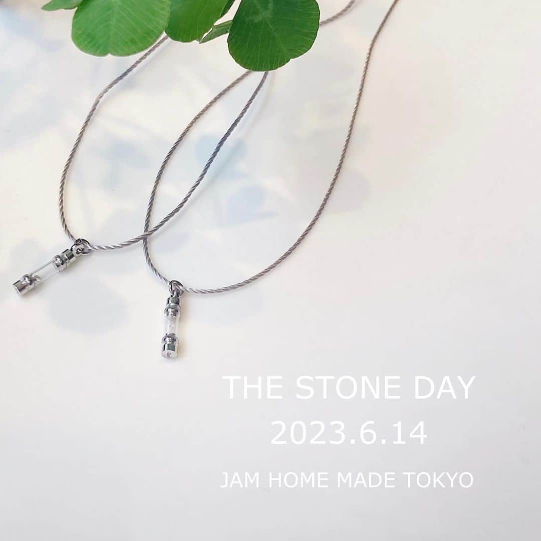 ジャムホームメイドのインスタグラム：「JAM HOME MADE は毎月14日 を『 石 (イシ) 』とかけ、東京店で JAM HOME MADE の会員登録と赤十字への募金 ( 1円～ ) にご協力いただきましたお客様に感謝の気持ちを込めて、1名様につき 1石、その月の誕生石入りのチャームをプレゼントしております。  6月の誕生石は “ ムーンストーン ”  宝石言葉：愛・希望・幸福  純真無垢、月の神秘が宿る石。 女性らしさを引き出し、愛情と絆を深める効果に加え、感受性や直感力を高めるパワーを秘めています。  お問い合わせはTEL、LINEから承っております。 JAM HOME MADE 東京店 TEL:03-3478-7113  #jamhomemade #ジャムホームメイド #アクセサリー #jewelry #ユニセックス #ユニセックスファッション #ユニセックスアクセサリー #シルバージュエリー #silverjewelry #千駄ヶ谷 #原宿 #北参道 #ムーンストーン #宝石言葉 #誕生石 #誕生日 #ネックレス」