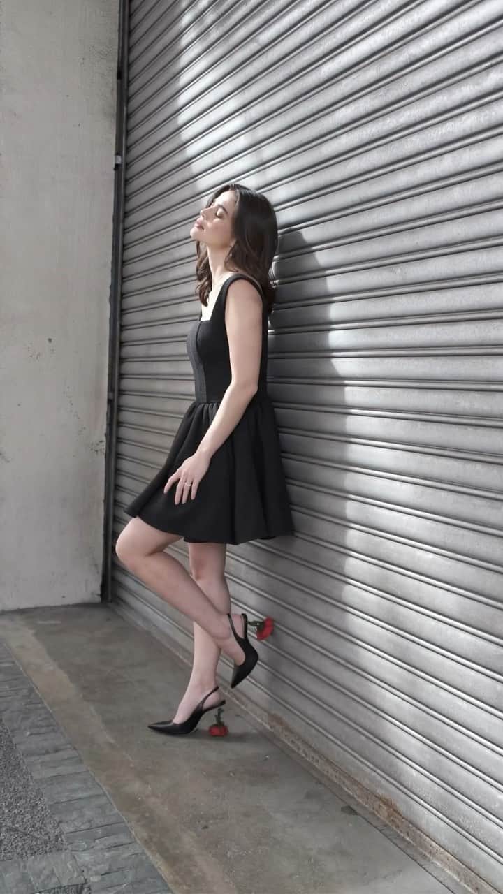 アン・カーティスのインスタグラム：「🥀🥀🥀  👗: @michaelleyva_  👠 : @loewe 💄: @robbiepinera  💆🏻‍♀️: @santiagoraymond」
