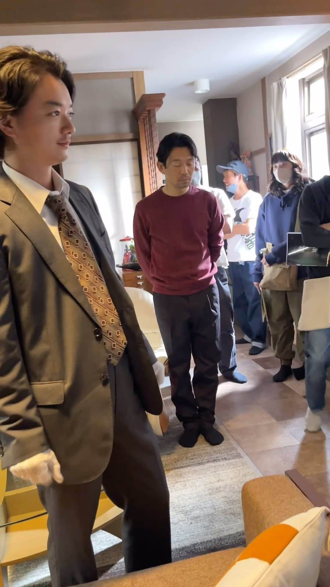 のインスタグラム：「. |◤“裏風間道場”カメラ📸◢|   ━━━━━━━━━━━━━━━ 👮‍♀️ 　 デザイナーで、自宅で仕事をしながら 22歳年上の認知症の妻を介護していた 仁谷継秀役、#岡田義徳 さんの クランクインの様子をお届けします️ 🙌  もう一度見たい方は #TVer で!! 第𝟭𝟬話無料見逃し配信中です👇 tver.jp/lp/episodes/ep…  ━━━━━━━━━━━━━━━ 👮‍♀️  #風間公親 －#教場０－ #岡田義徳 #来週は最終回です」