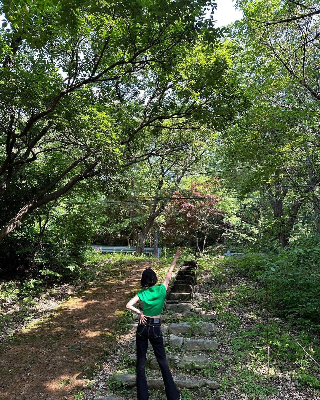 ジュニのインスタグラム：「초록 초록🌿  #주말 #나들이 #드라이브 #축령산 #계곡 #백숙 #국룰」