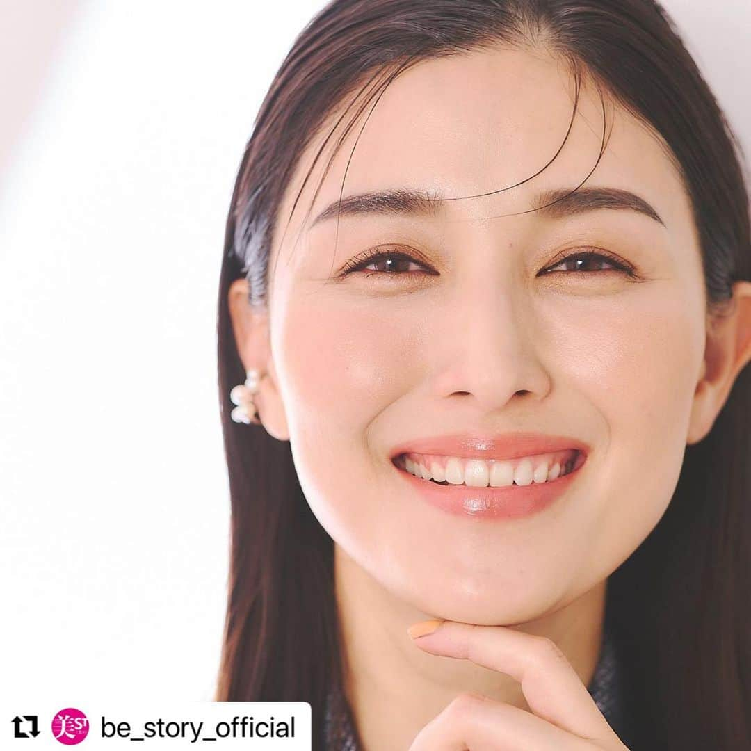 橋本マナミさんのインスタグラム写真 - (橋本マナミInstagram)「❤️❤️❤️#Repost @be_story_official with @use.repost ・・・ 【美ST7月号未公開カットを紹介✨】 本日発売の美ST7月号には本誌お馴染みのモデル・橋本マナミさんが登場💞 @manami84808   紫外線対策の大特集「今年は絶対、焼けません！老けません！」で、SPFが入っている最新UVコスメを使ったメイクテクを披露☀️  こちらの写真は、誌面には掲載していない貴重な未公開カット👀‼️写真をセレクトする際、担当ライターが迷いに迷って決めきれず、、残念ながら掲載できなかったのですが、スタッフ全員のお気に入りカットです☺️❤️ 紫外線対策をしながら可愛く仕上がるメイクを提案してくれたヘアメークKIKKUさん(@kikku726 )によると「この細〜い前髪がポイント🤍」だそう✨  ✅美ST7月号は絶賛発売中‼️お近くの書店、コンビニエンスストア、ネット書店等でお買い求めください☺️  #橋本マナミ #橋本マナミさん #美st #美スト #美魔女 #撮影オフショット #uvコスメ #uvメイク #紫外線対策 #紫外線対策グッズ #uv対策 #uvケア #日傘 #日傘コーデ #前髪アレンジ #前髪セット #kikku」6月13日 16時29分 - manami84808