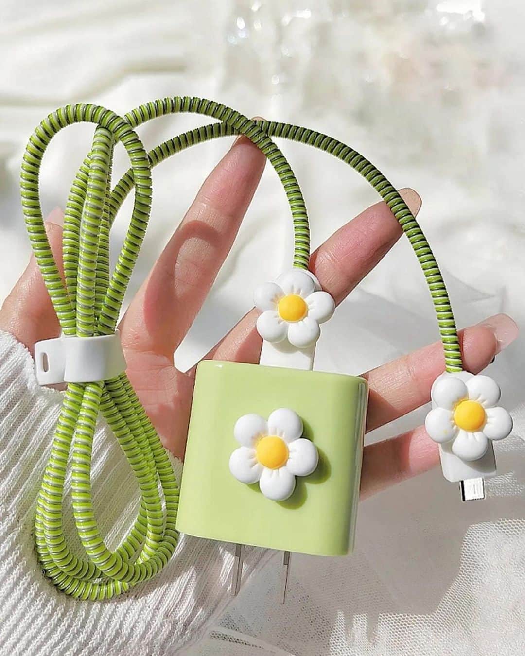 SHEINのインスタグラム：「With great power comes great responsibility, so keep those cables covered AND cute! 🔌🥰 Which case makes you feel all charged up? Drop a 🌼 🐝 or 🍔  in the comments 👇  🔎12929904 14700818 15421283  #SHEIN #SHEINforAll #SHEINstyle #fashion #chic #saveinstyle」