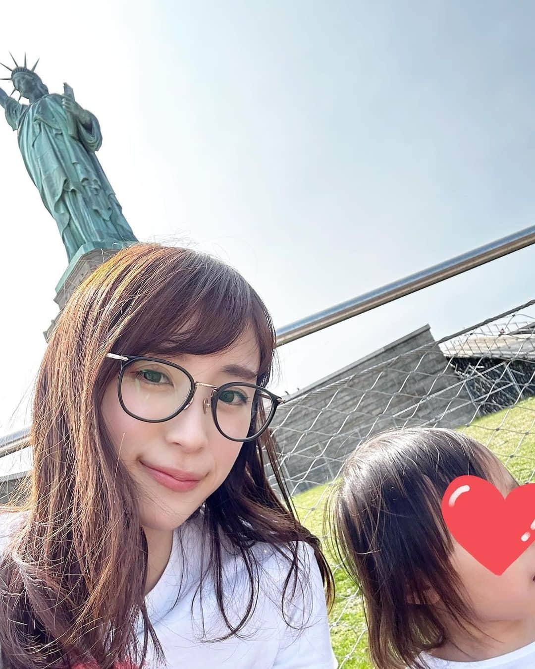 小林真由のインスタグラム：「少し前にニューヨークに行ってきました🗽 ⁡ 毎日美術館＋セントラルパークの旅🛝 気候も良くて最高に気持ちよかった✨ ⁡ ⁡ 1枚目、目のできものが気になりますが思い出として。笑 日常を物語る7枚目。 ⁡ ⁡ #ファッション #コーデ #ママコーデ #女の子ママ #男の子ママ #ママライフ #コーディネート #４歳 #２歳 #二人育児 #ニューヨーク #アメリカ #旅行 #子連れ旅行 #newyork」