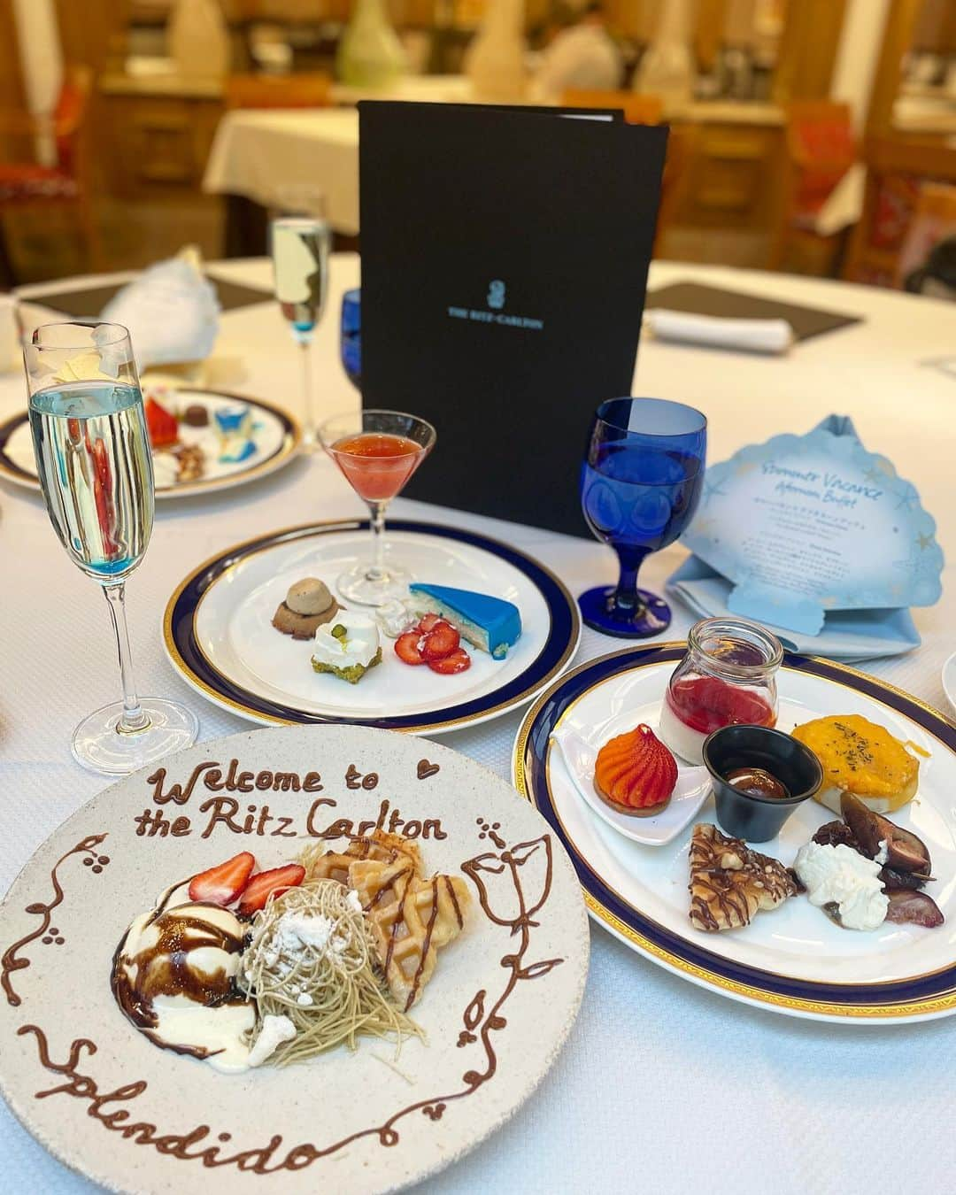 ayaさんのインスタグラム写真 - (ayaInstagram)「＼The Ritz-Carlton Osaka／ ⁡ 2023年6月1日（木）～8月31日（木）まで 🇮🇹のバカンスをテーマにしたアフタヌーンブッフェが リッツカールトン大阪スプレンディードにて開催♥︎ ⁡ @ritzcarlton.osaka  @splendido_ritzcarlton  ⁡ 夏野菜やシーフードを使ったセイヴォリー🥕🐟や グラスデザートなど涼やかで見た目にも楽しいスイーツも登場💙🫶🏻 ⁡ レモンバーベナモンブラン🍋は目の前のライブで 仕上げてくださるので見てて楽しかったよ🥳✨ ⁡ アイスもピスタチオ、レモン、マスカルポーネが あってどれも美味しかった🍨💚 ⁡ ほんとリッツのアフタヌーンティー🫖 毎回美味しくて大好きすぎる...🥺💕 ⁡ 🉐情報📣 ①スプレンディード公式インスタグラム公式 アカウント @splendido_ritzcarlton をフォロー ②「 #スプレンディード 」をつけてインスタグラムに投稿 ①②完了させて画面をスタッフにご提示すると 1ドリンクをプレゼント🍷 （スパークリングワインやソフトドリンク等から選べます） ⁡ ぜひみなさんも行ってみてね〜🙈♥︎ ⁡ ⁡ 🇮🇹アフタヌーンブッフェ "サマーバカンス" 📍ザ・リッツ・カールトン大阪スプレンディード 予約📞 0663437020 期間：2023年6月1日（木）～8月31日（木） ⏰平日 2:30 p.m.～5:00 p.m. 90 分制 土日祝 2:30 p.m.～6:00 p.m. 90 分制 👛平日 大人 お 1 人様 6,300 円／お子様 3,150 円 土日祝 大人 お 1 人様 6,500 円／お子様 3,250 円 ⁡ ⁡#大阪#大阪グルメ #大阪カフェ #大阪ランチ #大阪ホテル #リッツカールトン大阪 #大阪アフタヌーンティー#ホテル女子会 #ritzcarlton #theritzcarlton #ritzcarltonosaka」6月13日 16時42分 - aya.v_v.ka