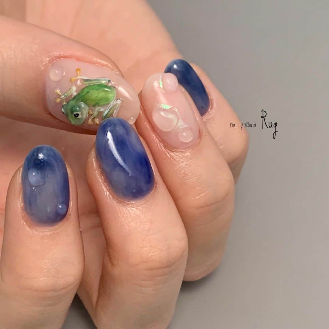 aoki_nailさんのインスタグラム写真 - (aoki_nailInstagram)「・ 🐸立体ぷるぷる蛙☂️  指先に飼ってる感覚で なんか愛着湧いてきそう、、💘笑 オーダーありがとうございます＊  nailgalleria  Rug〈ラグ〉 大阪市北区中崎西2-6-3  #rugペイントBplus ペイントB＋立体 立体は事前予約を📝  #絵画ネイル#絵画ネイル大阪　#ネイル  #アートネイル#大阪ネイルサロン#虫ネイル　 #ブライダルネイル#手描きアート#手描きデザイン#手描きネイル#アートネイル　#梅雨ネイル#paintart#nailistagram#kawaii#japanesenailart#japanesenail#紫陽花ネイル#紫陽花ネイルデザイン #水滴ネイル」6月13日 16時36分 - aoki_nail